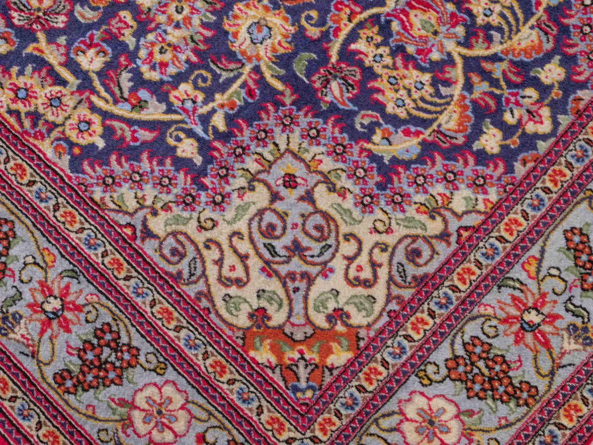 Handgeknüpfter Ghom Perserteppich von Khademi aus Wolle, blau, rot. Persischer Teppich. Orientteppich von Hand geknüpft in Iran. Größe: 219 cm x 140 cm. Teppichnummer: SB3-1128. Verkauf durch Jupiter Intl.