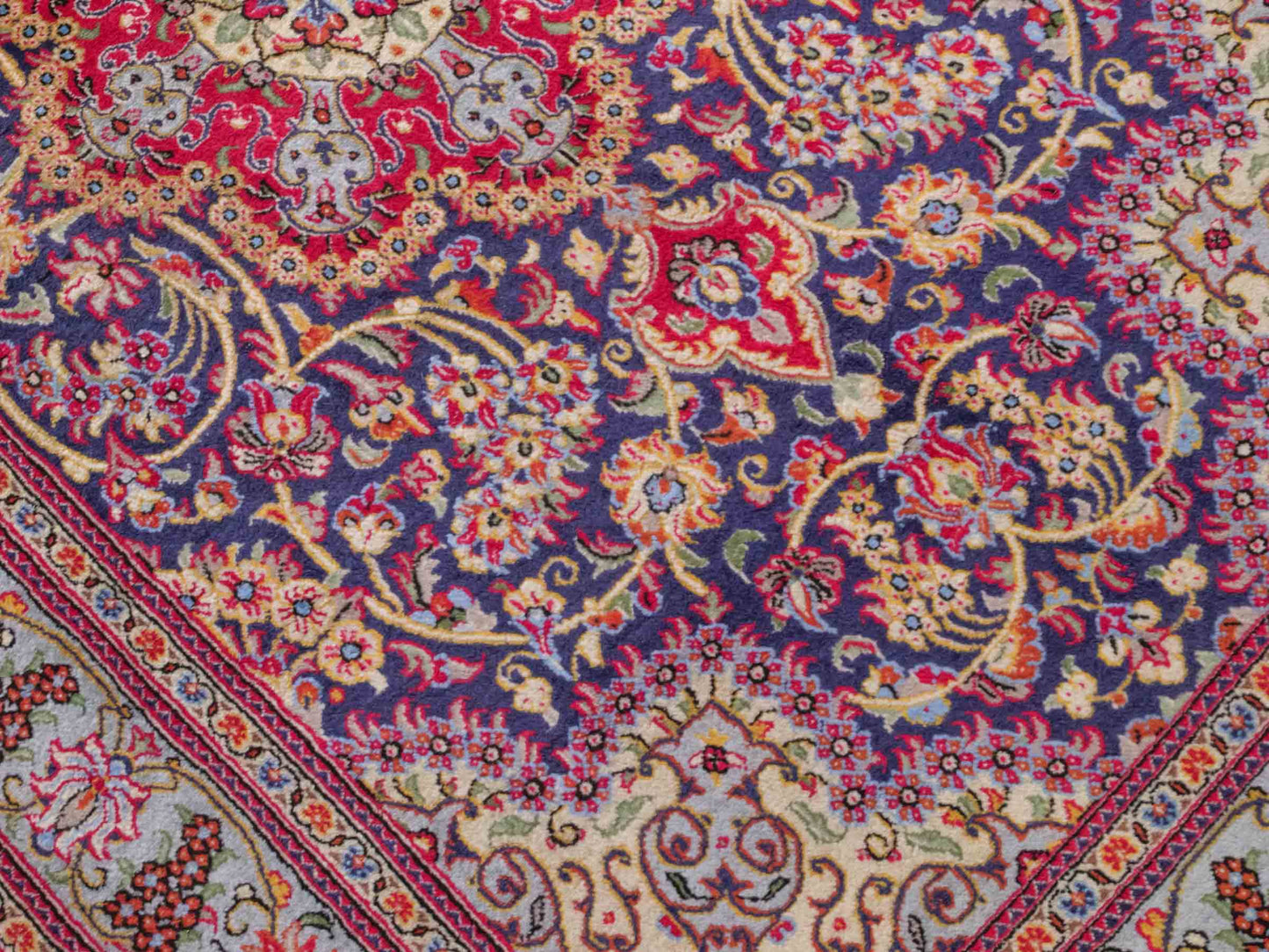 Handgeknüpfter Ghom Perserteppich von Khademi aus Wolle, blau, rot. Persischer Teppich. Orientteppich von Hand geknüpft in Iran. Größe: 219 cm x 140 cm. Teppichnummer: SB3-1128. Verkauf durch Jupiter Intl.
