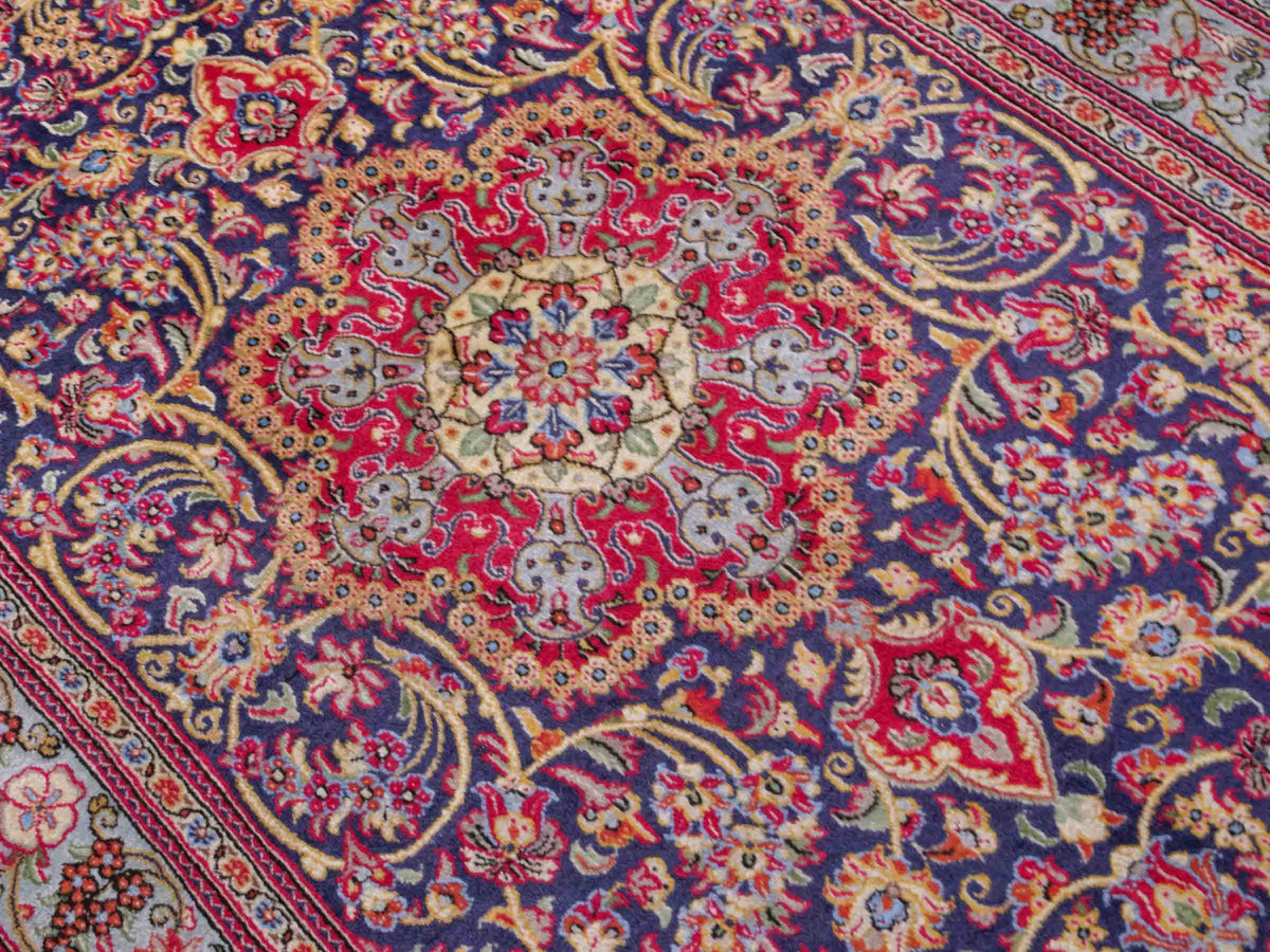 Handgeknüpfter Ghom Perserteppich von Khademi aus Wolle, blau, rot. Persischer Teppich. Orientteppich von Hand geknüpft in Iran. Größe: 219 cm x 140 cm. Teppichnummer: SB3-1128. Verkauf durch Jupiter Intl.