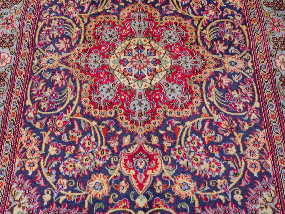 Handgeknüpfter Ghom Perserteppich von Khademi aus Wolle, blau, rot. Persischer Teppich. Orientteppich von Hand geknüpft in Iran. Größe: 219 cm x 140 cm. Teppichnummer: SB3-1128. Verkauf durch Jupiter Intl.