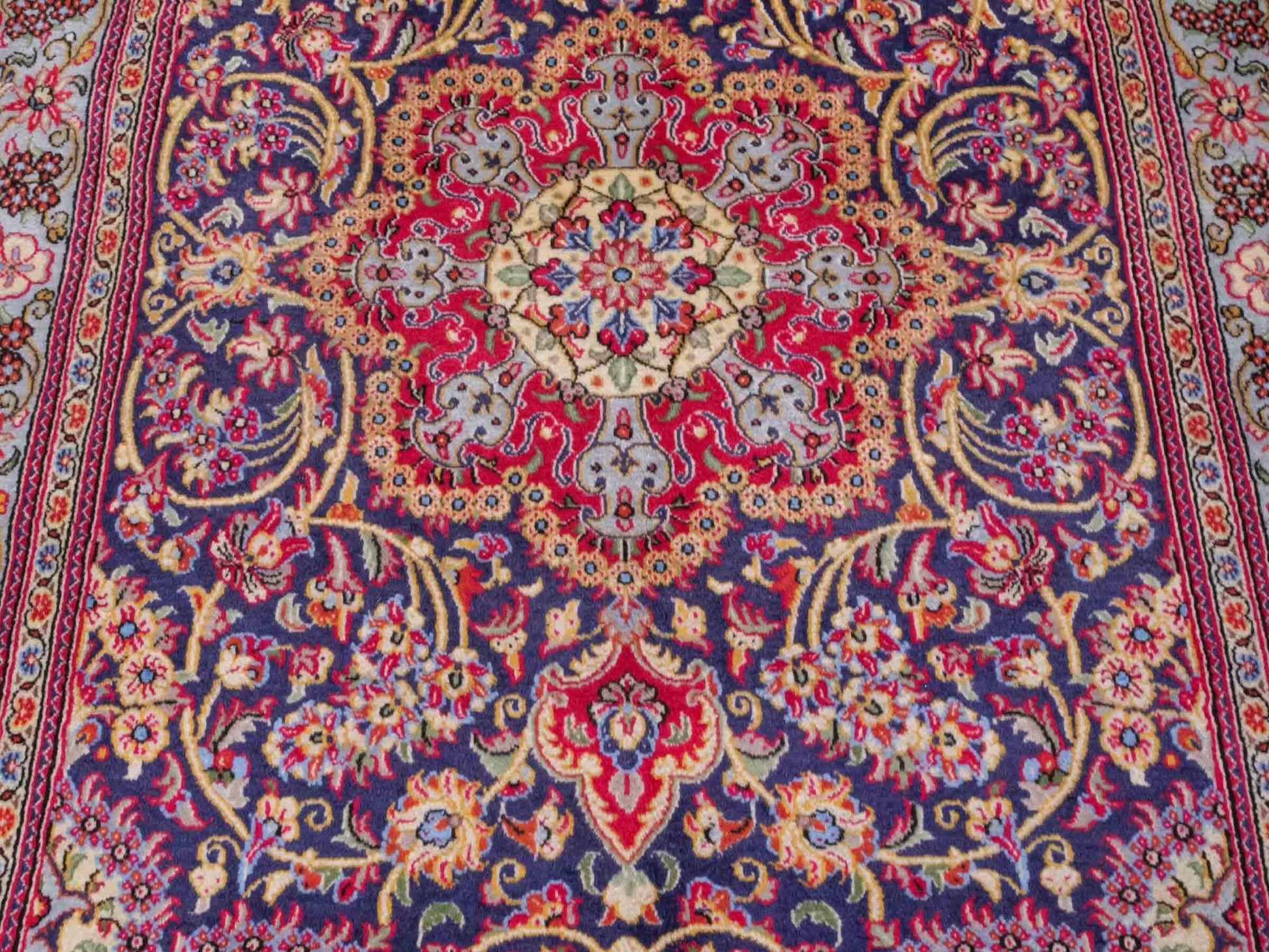 Handgeknüpfter Ghom Perserteppich von Khademi aus Wolle, blau, rot. Persischer Teppich. Orientteppich von Hand geknüpft in Iran. Größe: 219 cm x 140 cm. Teppichnummer: SB3-1128. Verkauf durch Jupiter Intl.