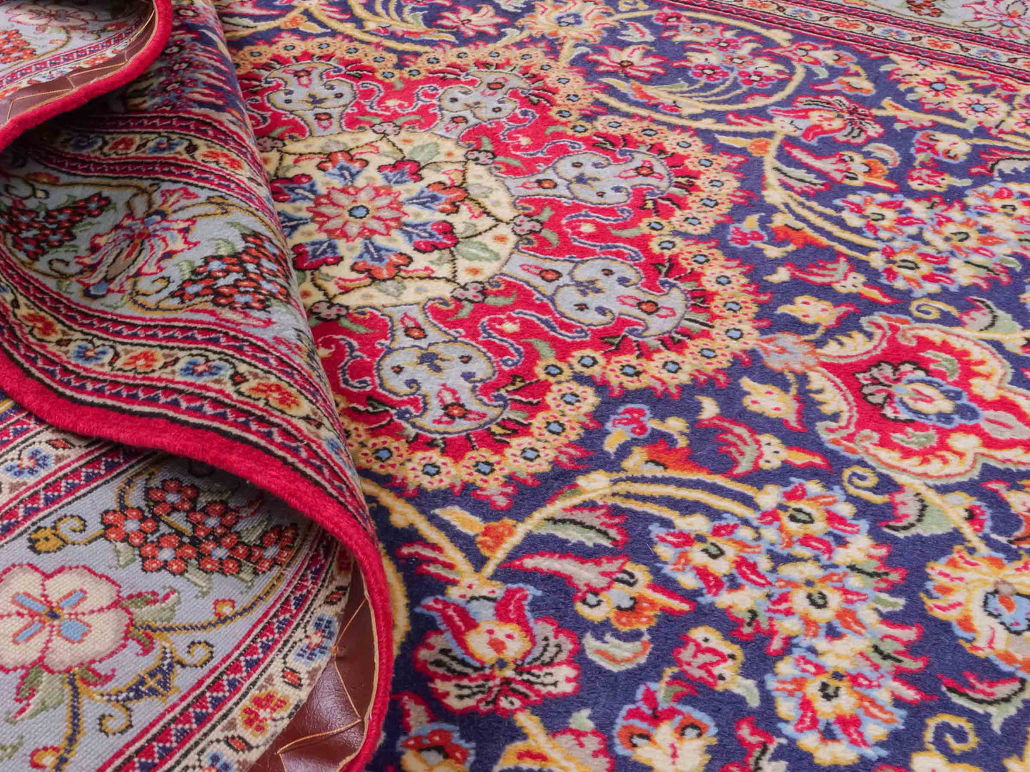 Handgeknüpfter Ghom Perserteppich von Khademi aus Wolle, blau, rot. Persischer Teppich. Orientteppich von Hand geknüpft in Iran. Größe: 219 cm x 140 cm. Teppichnummer: SB3-1128. Verkauf durch Jupiter Intl.