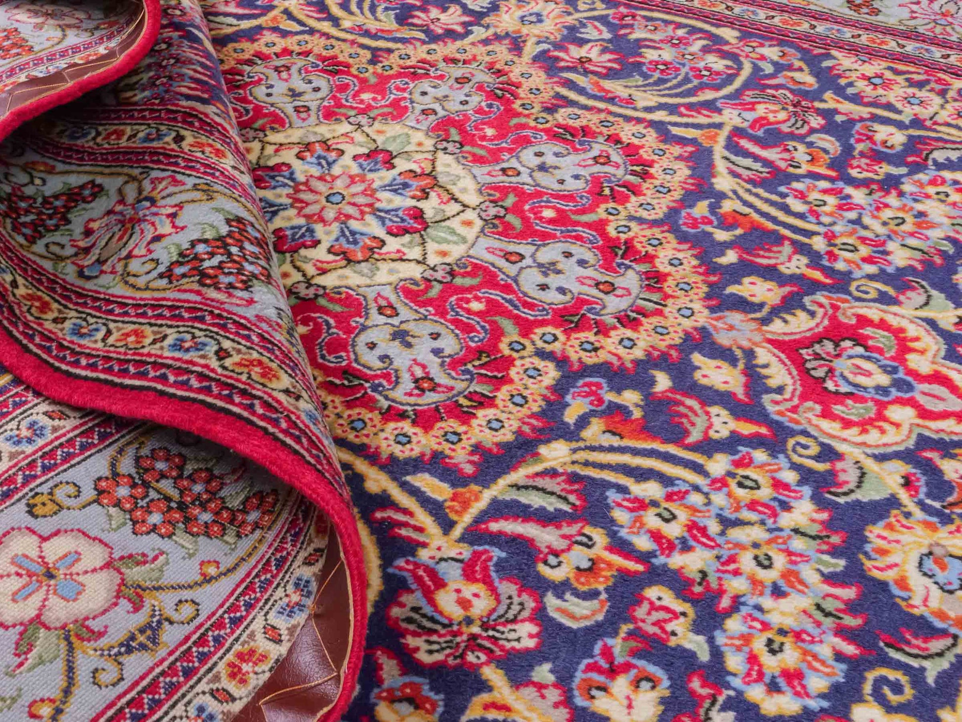 Handgeknüpfter Ghom Perserteppich von Khademi aus Wolle, blau, rot. Persischer Teppich. Orientteppich von Hand geknüpft in Iran. Größe: 219 cm x 140 cm. Teppichnummer: SB3-1128. Verkauf durch Jupiter Intl.
