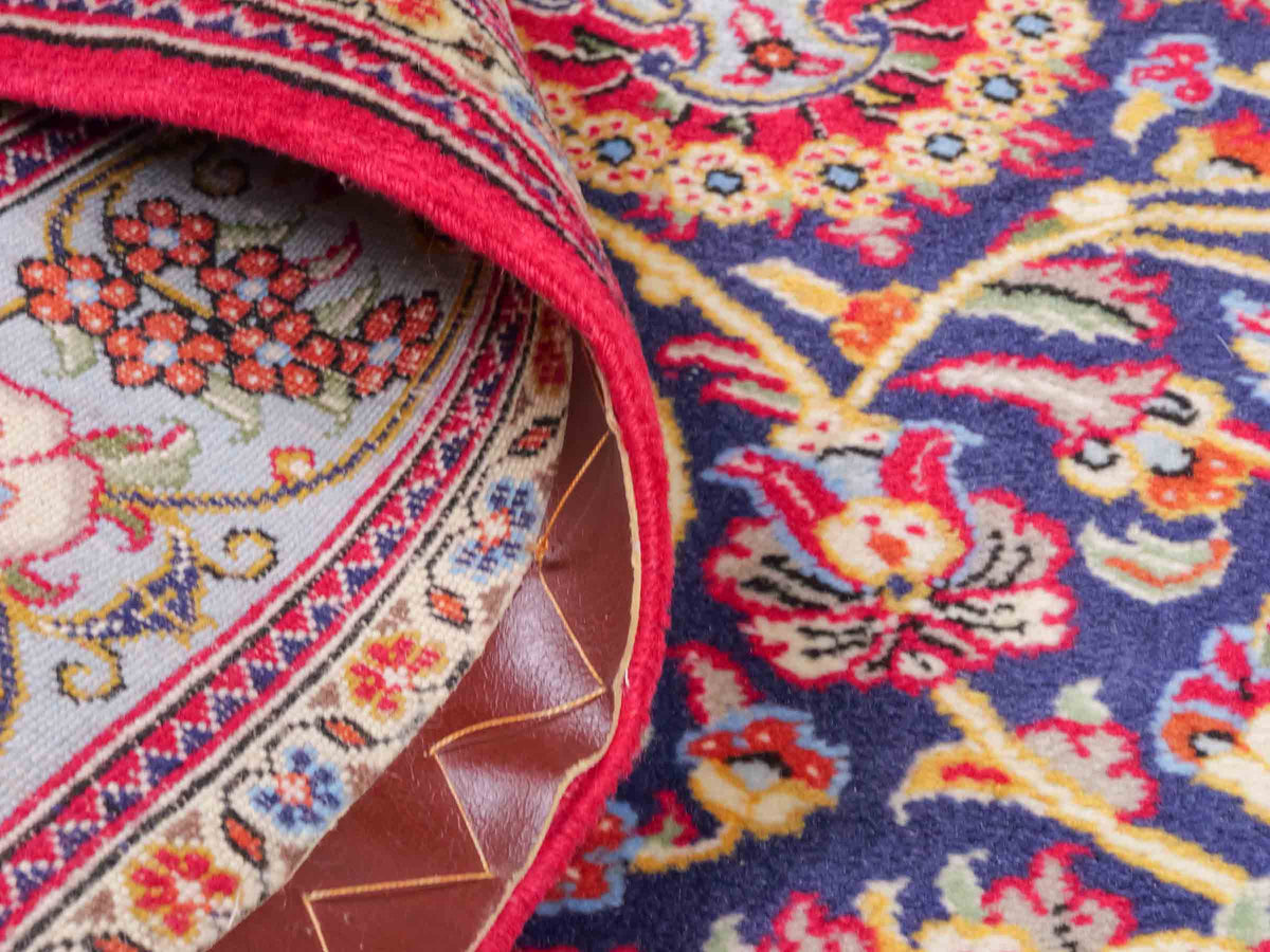 Handgeknüpfter Ghom Perserteppich von Khademi aus Wolle, blau, rot. Persischer Teppich. Orientteppich von Hand geknüpft in Iran. Größe: 219 cm x 140 cm. Teppichnummer: SB3-1128. Verkauf durch Jupiter Intl.