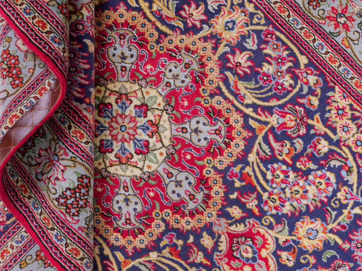 Handgeknüpfter Ghom Perserteppich von Khademi aus Wolle, blau, rot. Persischer Teppich. Orientteppich von Hand geknüpft in Iran. Größe: 219 cm x 140 cm. Teppichnummer: SB3-1128. Verkauf durch Jupiter Intl.