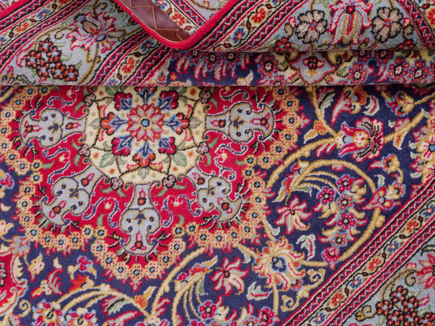 Handgeknüpfter Ghom Perserteppich von Khademi aus Wolle, blau, rot. Persischer Teppich. Orientteppich von Hand geknüpft in Iran. Größe: 219 cm x 140 cm. Teppichnummer: SB3-1128. Verkauf durch Jupiter Intl.