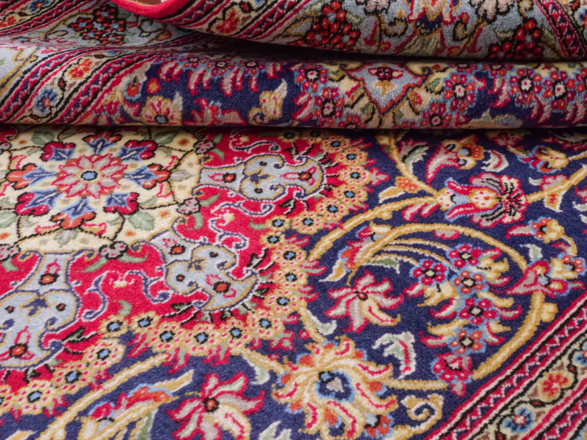 Handgeknüpfter Ghom Perserteppich von Khademi aus Wolle, blau, rot. Persischer Teppich. Orientteppich von Hand geknüpft in Iran. Größe: 219 cm x 140 cm. Teppichnummer: SB3-1128. Verkauf durch Jupiter Intl.
