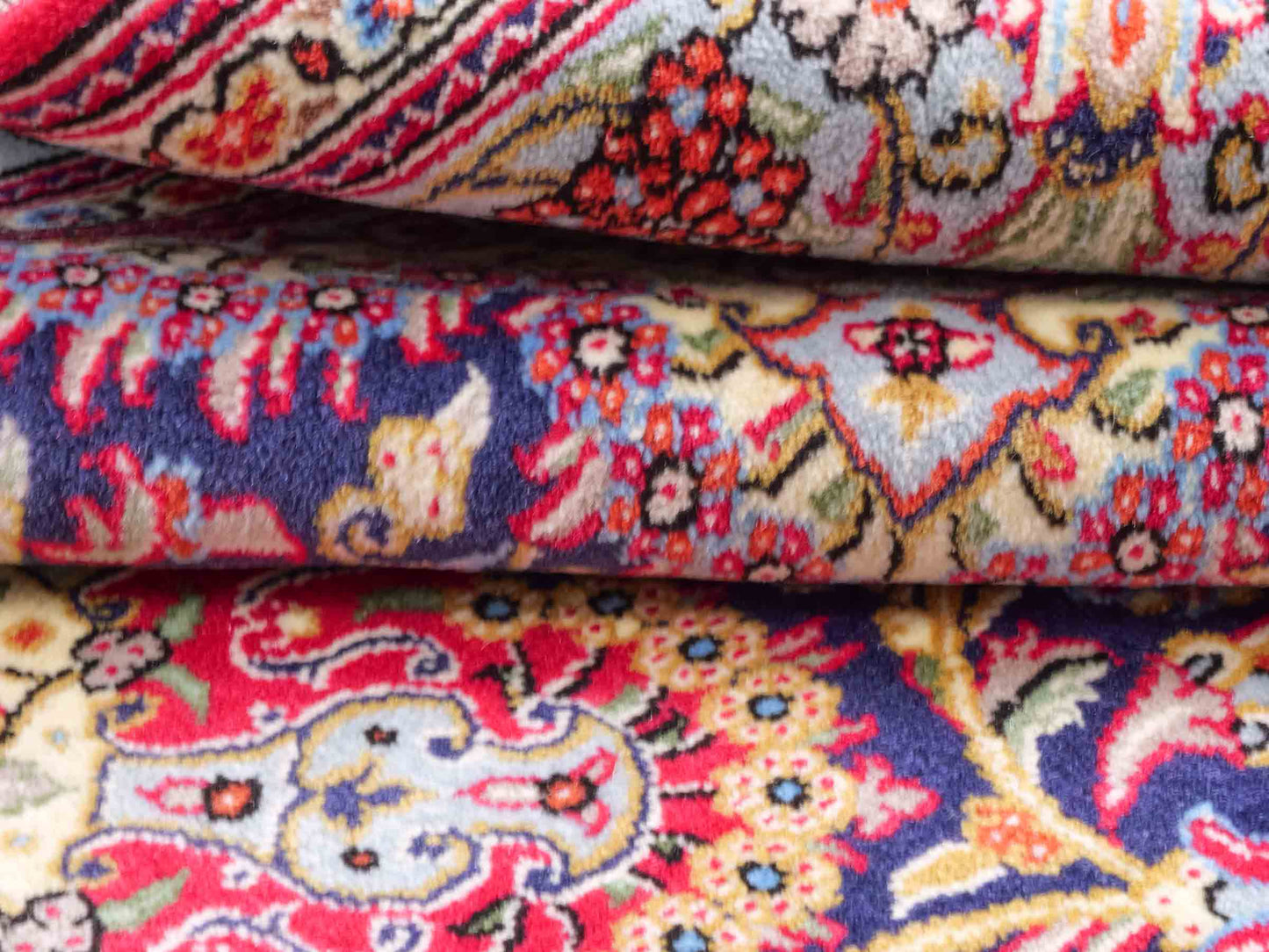 Handgeknüpfter Ghom Perserteppich von Khademi aus Wolle, blau, rot. Persischer Teppich. Orientteppich von Hand geknüpft in Iran. Größe: 219 cm x 140 cm. Teppichnummer: SB3-1128. Verkauf durch Jupiter Intl.