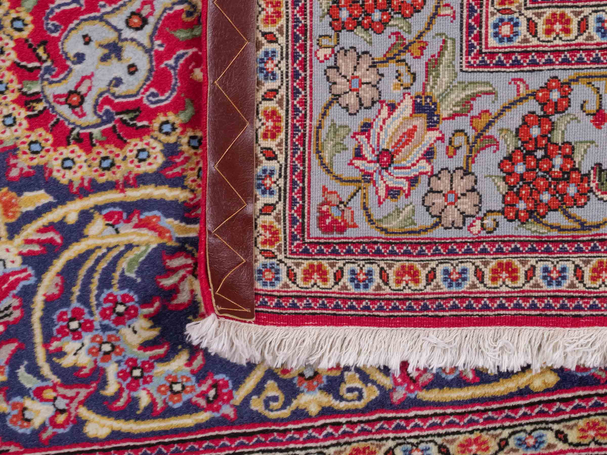 Handgeknüpfter Ghom Perserteppich von Khademi aus Wolle, blau, rot. Persischer Teppich. Orientteppich von Hand geknüpft in Iran. Größe: 219 cm x 140 cm. Teppichnummer: SB3-1128. Verkauf durch Jupiter Intl.