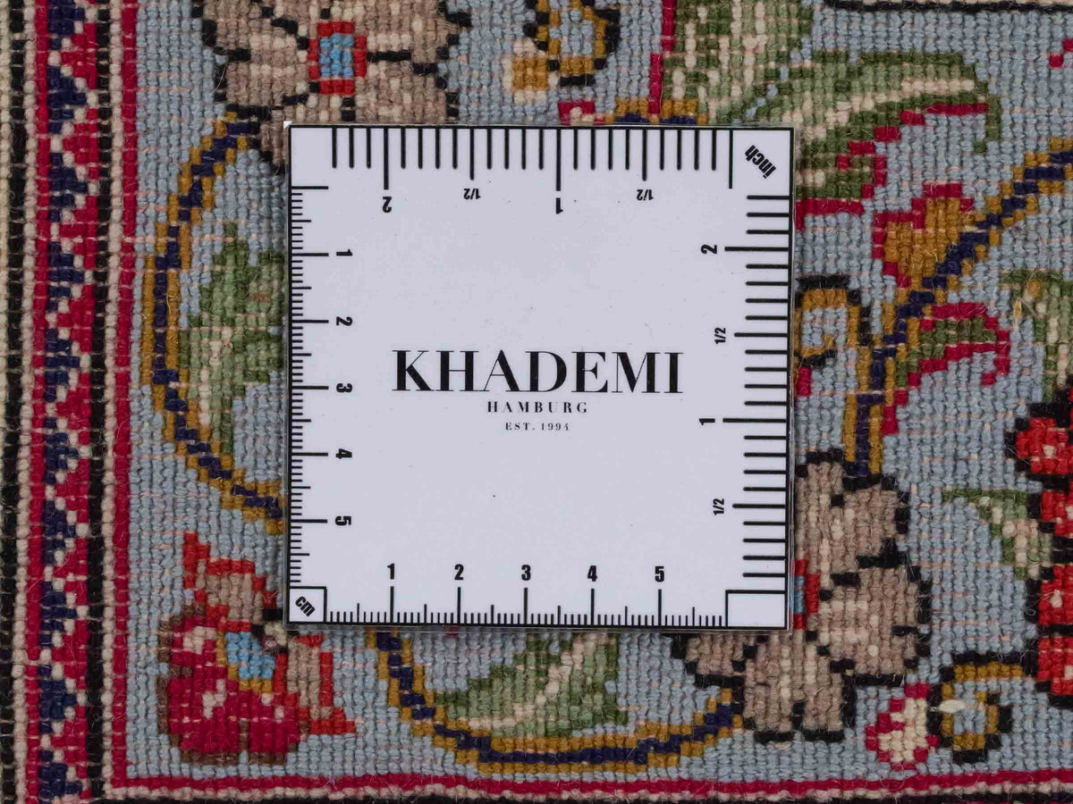 Handgeknüpfter Ghom Perserteppich von Khademi aus Wolle, blau, rot. Persischer Teppich. Orientteppich von Hand geknüpft in Iran. Größe: 219 cm x 140 cm. Teppichnummer: SB3-1128. Verkauf durch Jupiter Intl.