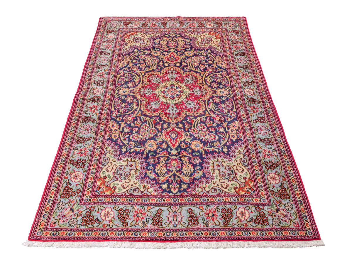 Handgeknüpfter Ghom Perserteppich von Khademi aus Wolle, blau, rot. Persischer Teppich. Orientteppich von Hand geknüpft in Iran. Größe: 219 cm x 140 cm. Teppichnummer: SB3-1128. Verkauf durch Jupiter Intl.