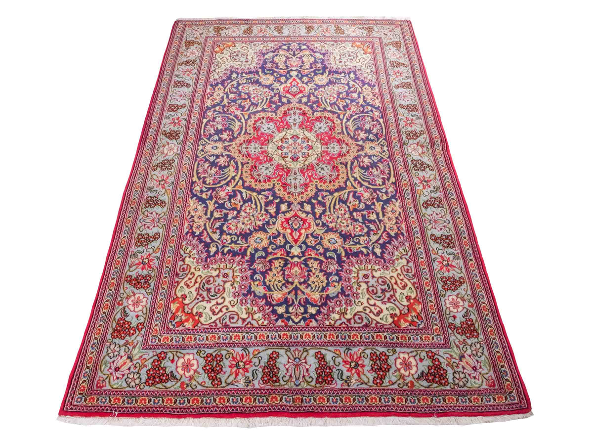 Handgeknüpfter Ghom Perserteppich von Khademi aus Wolle, blau, rot. Persischer Teppich. Orientteppich von Hand geknüpft in Iran. Größe: 219 cm x 140 cm. Teppichnummer: SB3-1128. Verkauf durch Jupiter Intl.