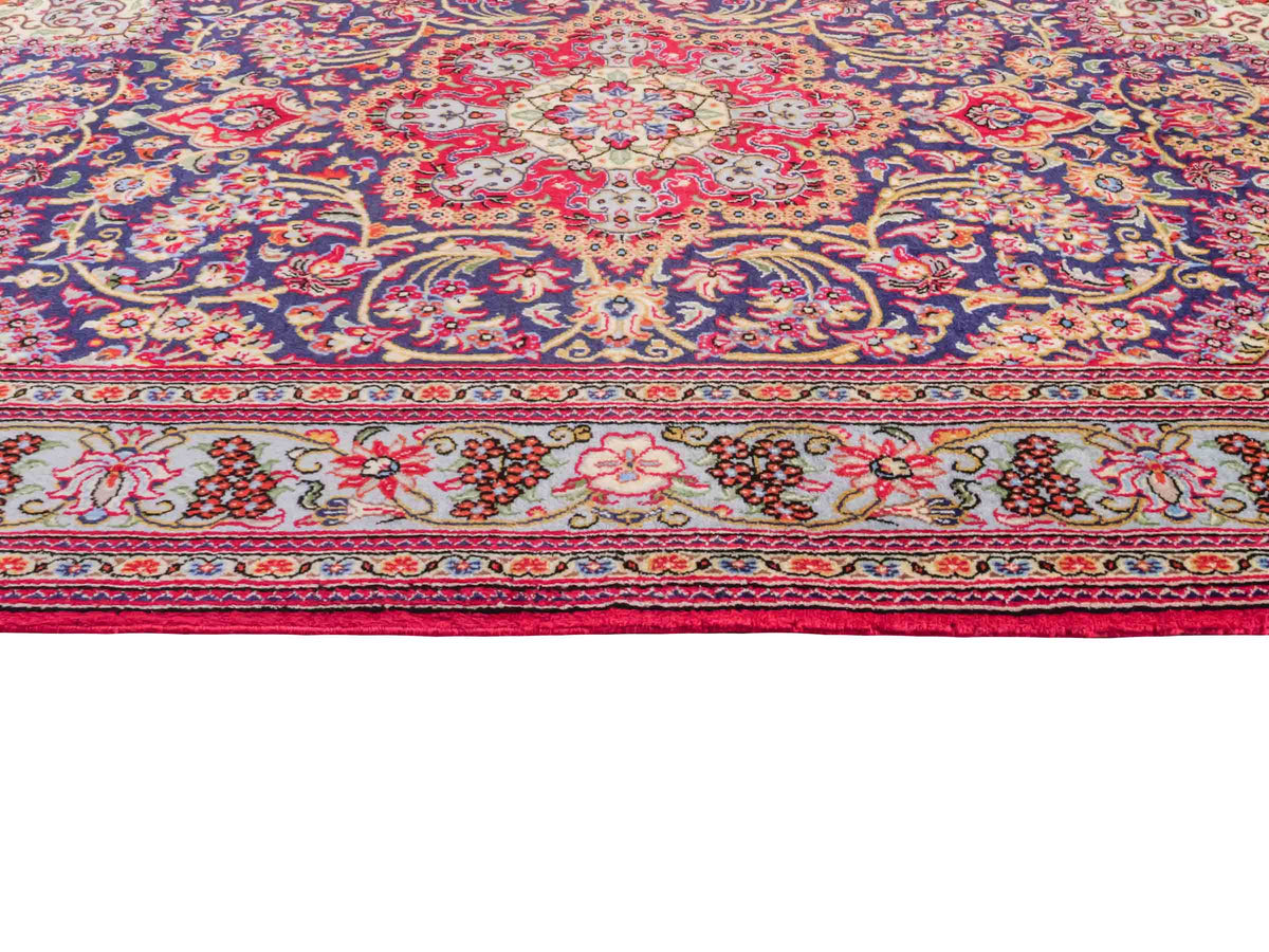 Handgeknüpfter Ghom Perserteppich von Khademi aus Wolle, blau, rot. Persischer Teppich. Orientteppich von Hand geknüpft in Iran. Größe: 219 cm x 140 cm. Teppichnummer: SB3-1128. Verkauf durch Jupiter Intl.