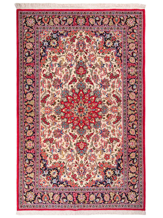 Handgeknüpfter Ghom Perserteppich von Khademi aus Wolle, cremeweiß, rot. Persischer Teppich. Orientteppich von Hand geknüpft in Iran. Größe: 219 cm x 140 cm. Teppichnummer: SB3-1127. Verkauf durch Jupiter Intl.