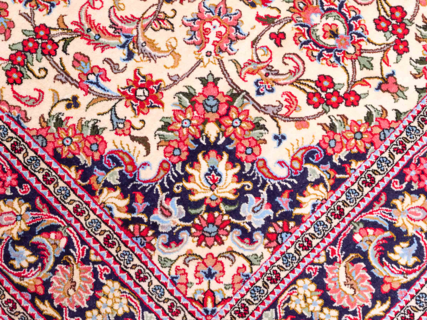 Handgeknüpfter Ghom Perserteppich von Khademi aus Wolle, cremeweiß, rot. Persischer Teppich. Orientteppich von Hand geknüpft in Iran. Größe: 219 cm x 140 cm. Teppichnummer: SB3-1127. Verkauf durch Jupiter Intl.