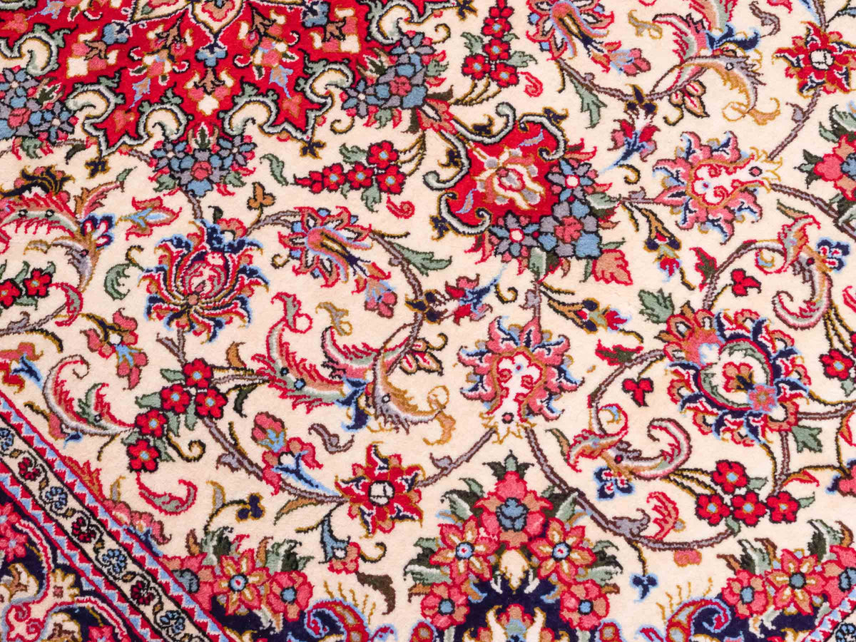 Handgeknüpfter Ghom Perserteppich von Khademi aus Wolle, cremeweiß, rot. Persischer Teppich. Orientteppich von Hand geknüpft in Iran. Größe: 219 cm x 140 cm. Teppichnummer: SB3-1127. Verkauf durch Jupiter Intl.