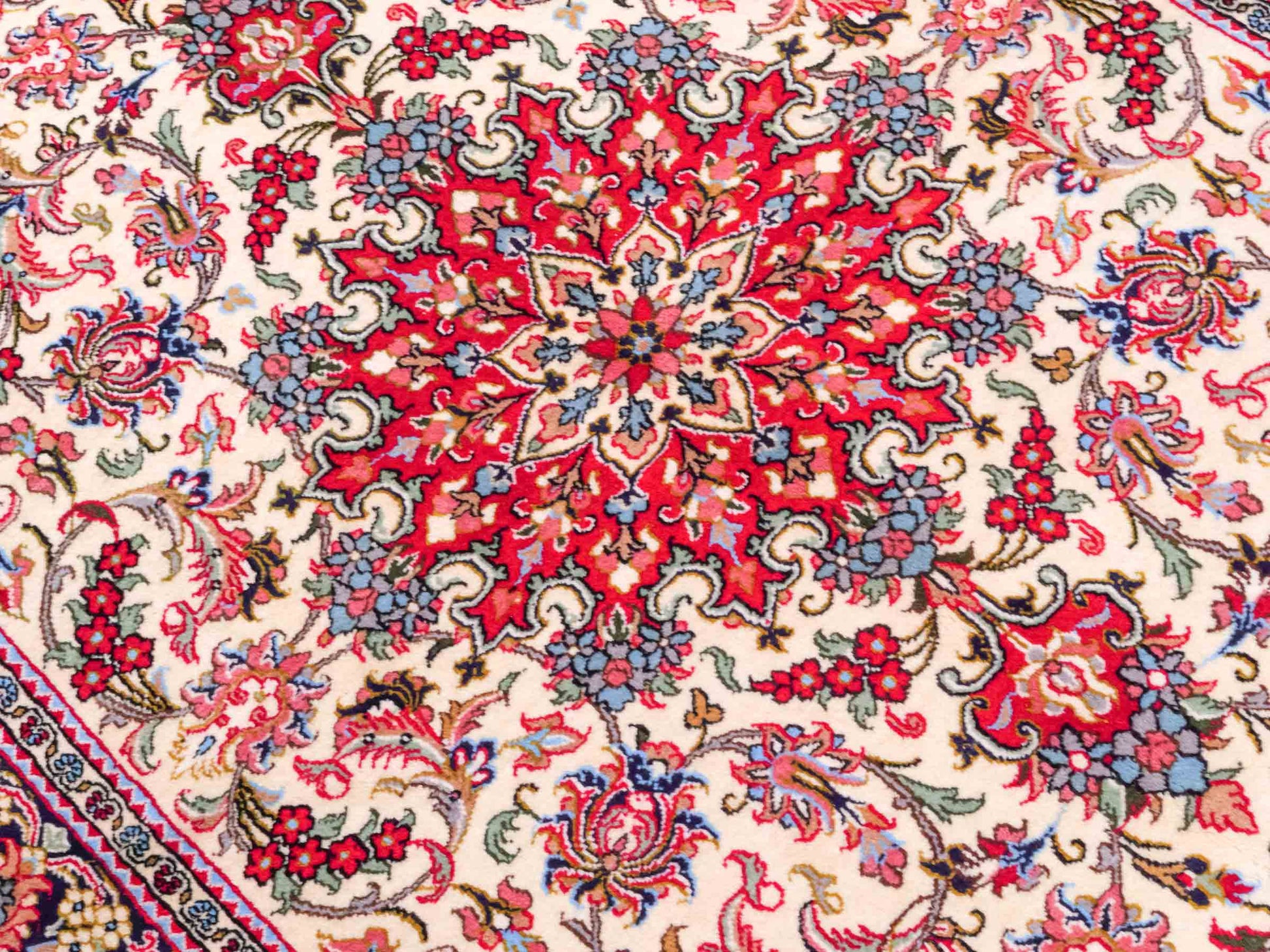 Handgeknüpfter Ghom Perserteppich von Khademi aus Wolle, cremeweiß, rot. Persischer Teppich. Orientteppich von Hand geknüpft in Iran. Größe: 219 cm x 140 cm. Teppichnummer: SB3-1127. Verkauf durch Jupiter Intl.