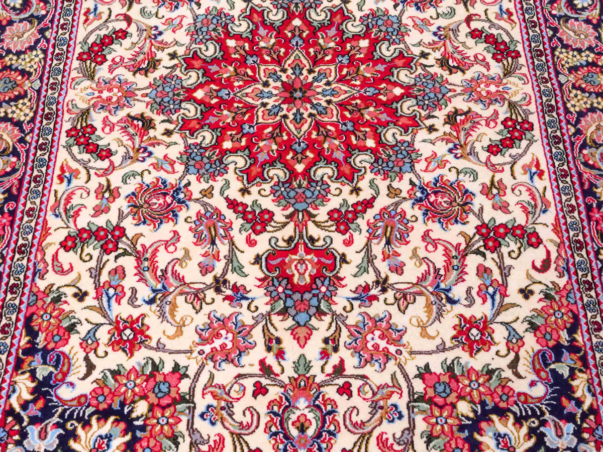 Handgeknüpfter Ghom Perserteppich von Khademi aus Wolle, cremeweiß, rot. Persischer Teppich. Orientteppich von Hand geknüpft in Iran. Größe: 219 cm x 140 cm. Teppichnummer: SB3-1127. Verkauf durch Jupiter Intl.