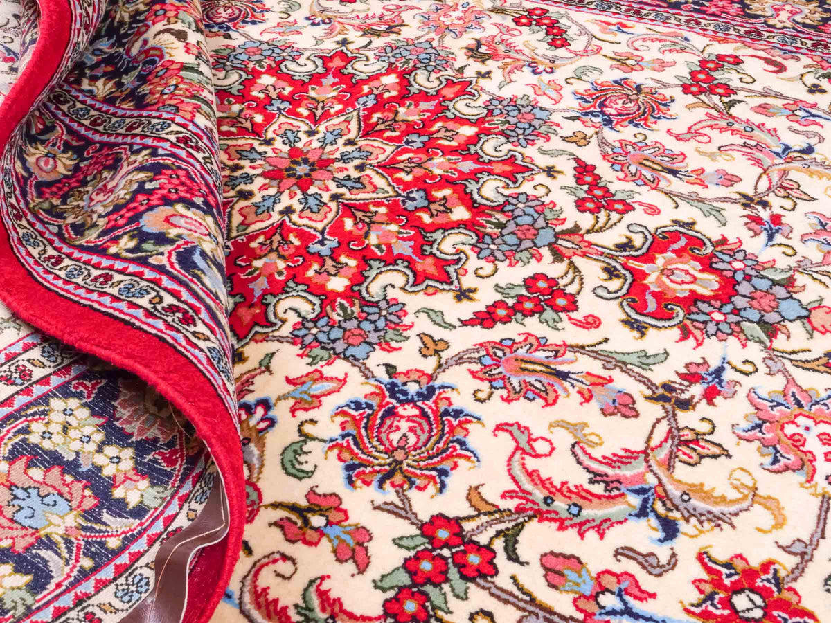 Handgeknüpfter Ghom Perserteppich von Khademi aus Wolle, cremeweiß, rot. Persischer Teppich. Orientteppich von Hand geknüpft in Iran. Größe: 219 cm x 140 cm. Teppichnummer: SB3-1127. Verkauf durch Jupiter Intl.