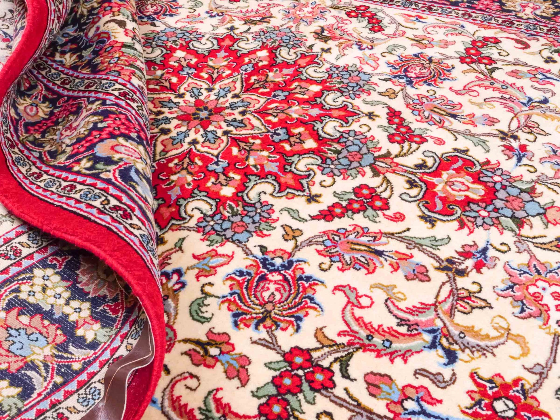 Handgeknüpfter Ghom Perserteppich von Khademi aus Wolle, cremeweiß, rot. Persischer Teppich. Orientteppich von Hand geknüpft in Iran. Größe: 219 cm x 140 cm. Teppichnummer: SB3-1127. Verkauf durch Jupiter Intl.