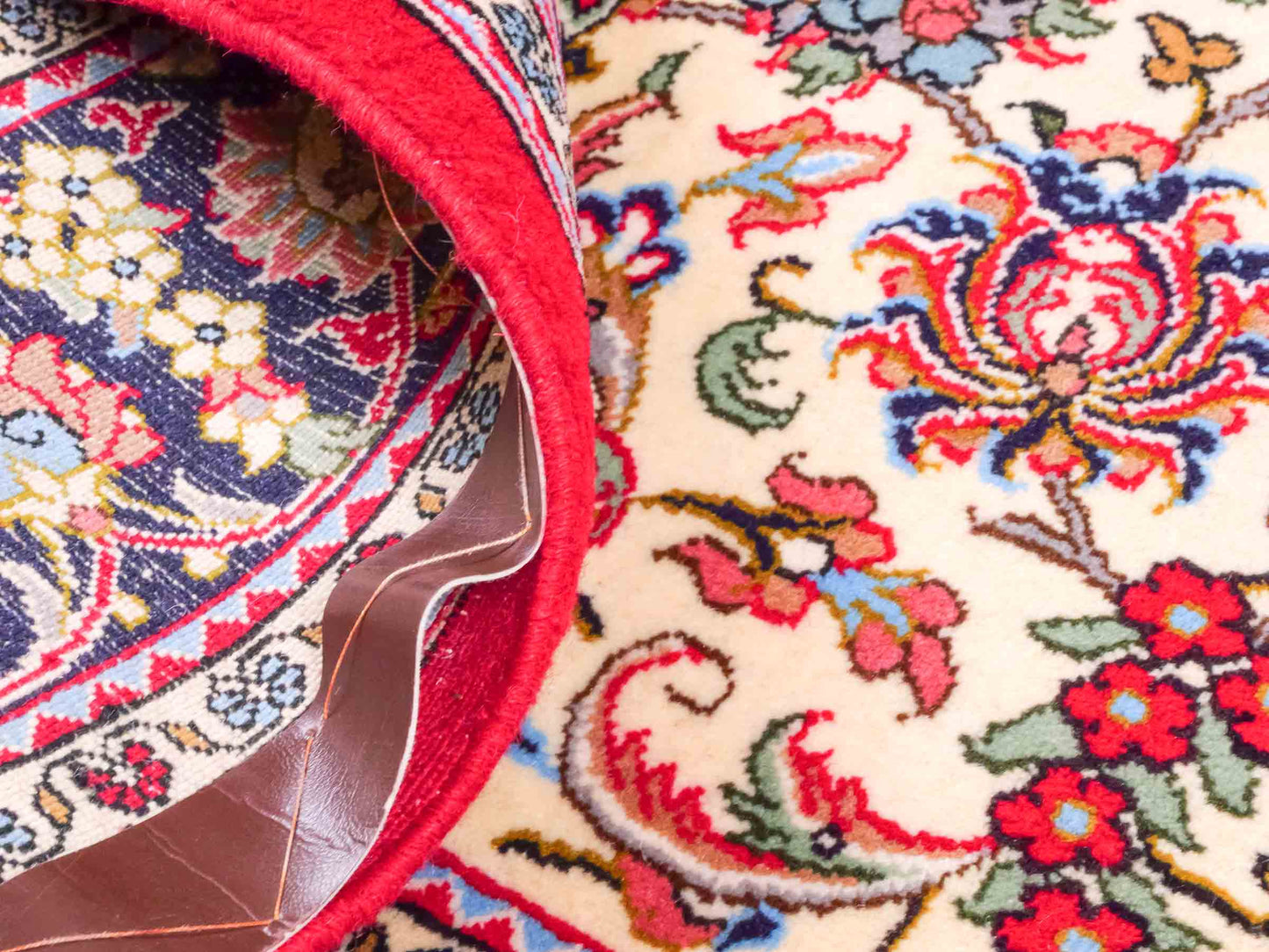 Handgeknüpfter Ghom Perserteppich von Khademi aus Wolle, cremeweiß, rot. Persischer Teppich. Orientteppich von Hand geknüpft in Iran. Größe: 219 cm x 140 cm. Teppichnummer: SB3-1127. Verkauf durch Jupiter Intl.