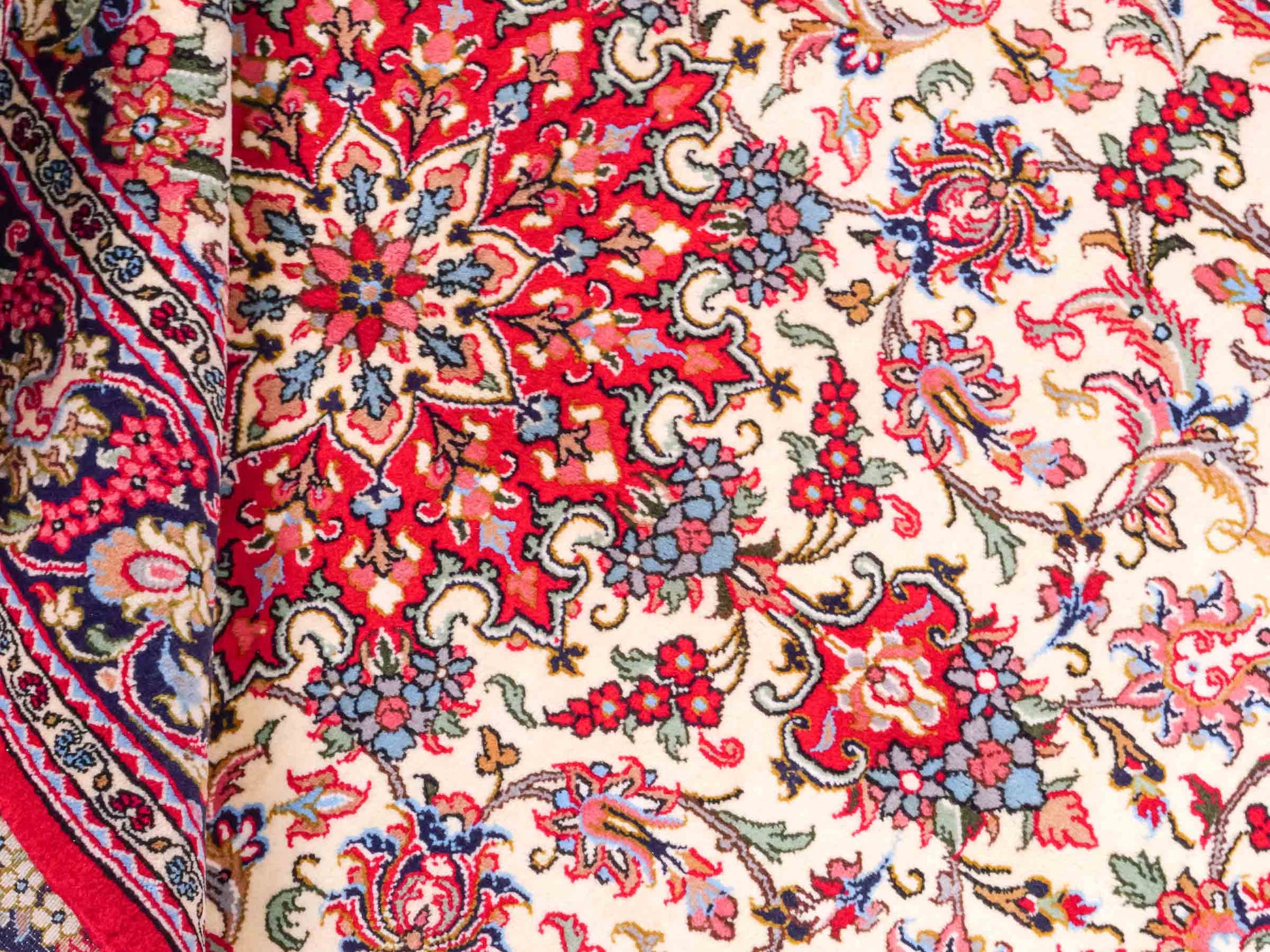Handgeknüpfter Ghom Perserteppich von Khademi aus Wolle, cremeweiß, rot. Persischer Teppich. Orientteppich von Hand geknüpft in Iran. Größe: 219 cm x 140 cm. Teppichnummer: SB3-1127. Verkauf durch Jupiter Intl.
