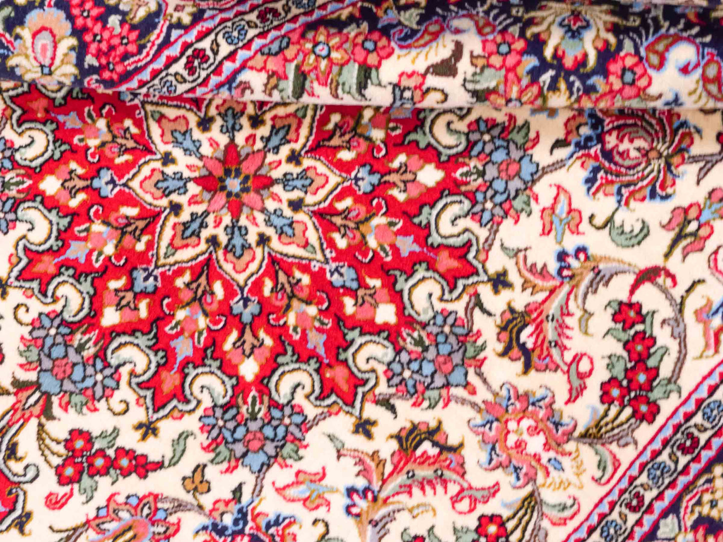Handgeknüpfter Ghom Perserteppich von Khademi aus Wolle, cremeweiß, rot. Persischer Teppich. Orientteppich von Hand geknüpft in Iran. Größe: 219 cm x 140 cm. Teppichnummer: SB3-1127. Verkauf durch Jupiter Intl.