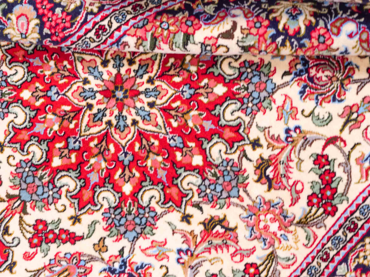 Handgeknüpfter Ghom Perserteppich von Khademi aus Wolle, cremeweiß, rot. Persischer Teppich. Orientteppich von Hand geknüpft in Iran. Größe: 219 cm x 140 cm. Teppichnummer: SB3-1127. Verkauf durch Jupiter Intl.