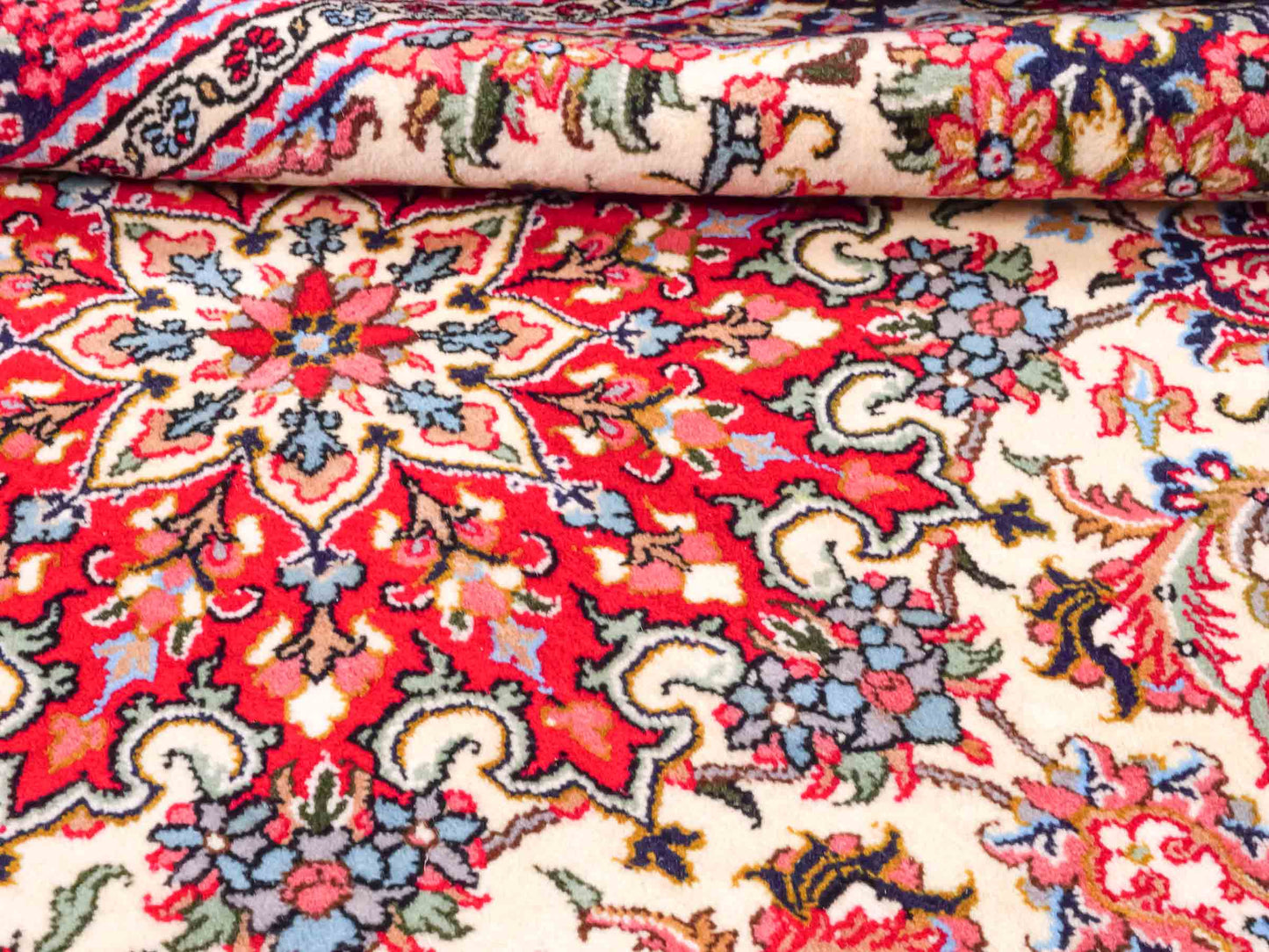 Handgeknüpfter Ghom Perserteppich von Khademi aus Wolle, cremeweiß, rot. Persischer Teppich. Orientteppich von Hand geknüpft in Iran. Größe: 219 cm x 140 cm. Teppichnummer: SB3-1127. Verkauf durch Jupiter Intl.