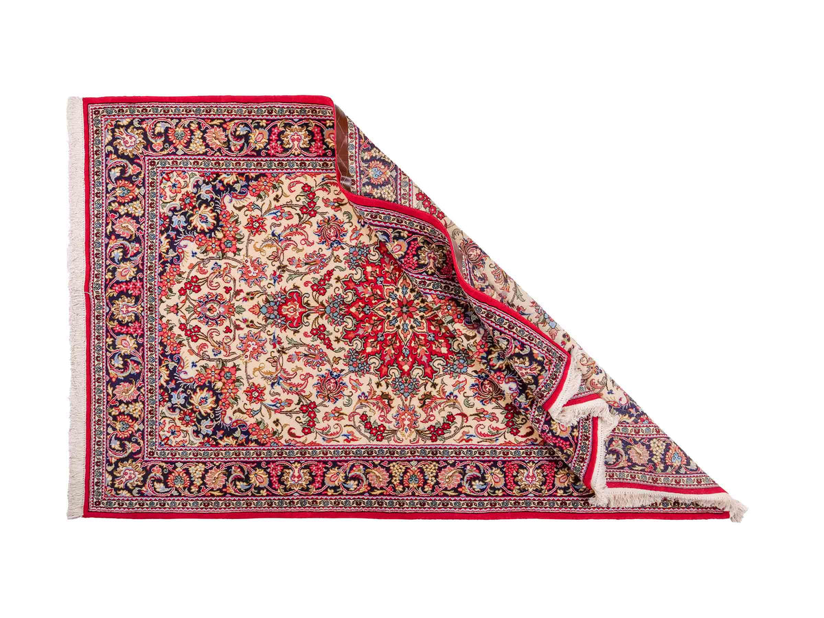 Handgeknüpfter Ghom Perserteppich von Khademi aus Wolle, cremeweiß, rot. Persischer Teppich. Orientteppich von Hand geknüpft in Iran. Größe: 219 cm x 140 cm. Teppichnummer: SB3-1127. Verkauf durch Jupiter Intl.