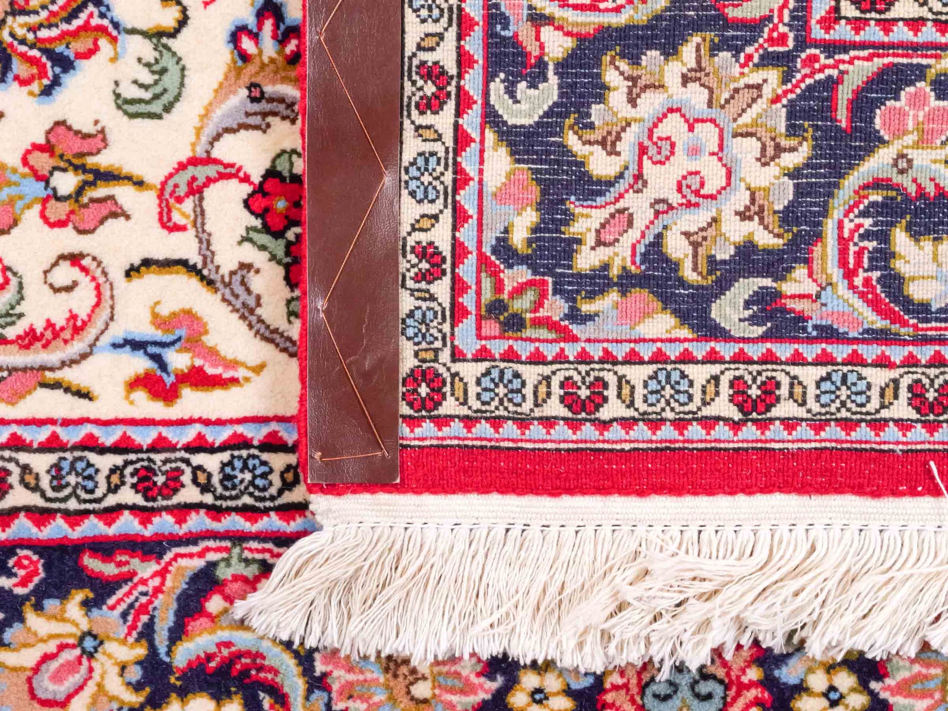 Handgeknüpfter Ghom Perserteppich von Khademi aus Wolle, cremeweiß, rot. Persischer Teppich. Orientteppich von Hand geknüpft in Iran. Größe: 219 cm x 140 cm. Teppichnummer: SB3-1127. Verkauf durch Jupiter Intl.