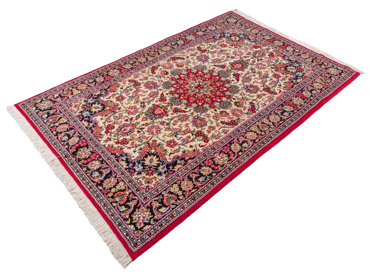 Handgeknüpfter Ghom Perserteppich von Khademi aus Wolle, cremeweiß, rot. Persischer Teppich. Orientteppich von Hand geknüpft in Iran. Größe: 219 cm x 140 cm. Teppichnummer: SB3-1127. Verkauf durch Jupiter Intl.