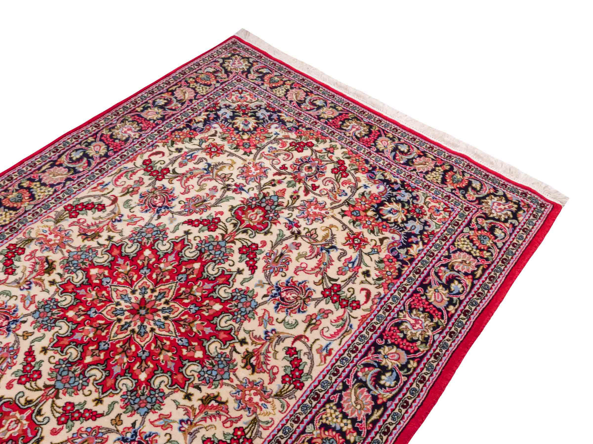 Handgeknüpfter Ghom Perserteppich von Khademi aus Wolle, cremeweiß, rot. Persischer Teppich. Orientteppich von Hand geknüpft in Iran. Größe: 219 cm x 140 cm. Teppichnummer: SB3-1127. Verkauf durch Jupiter Intl.