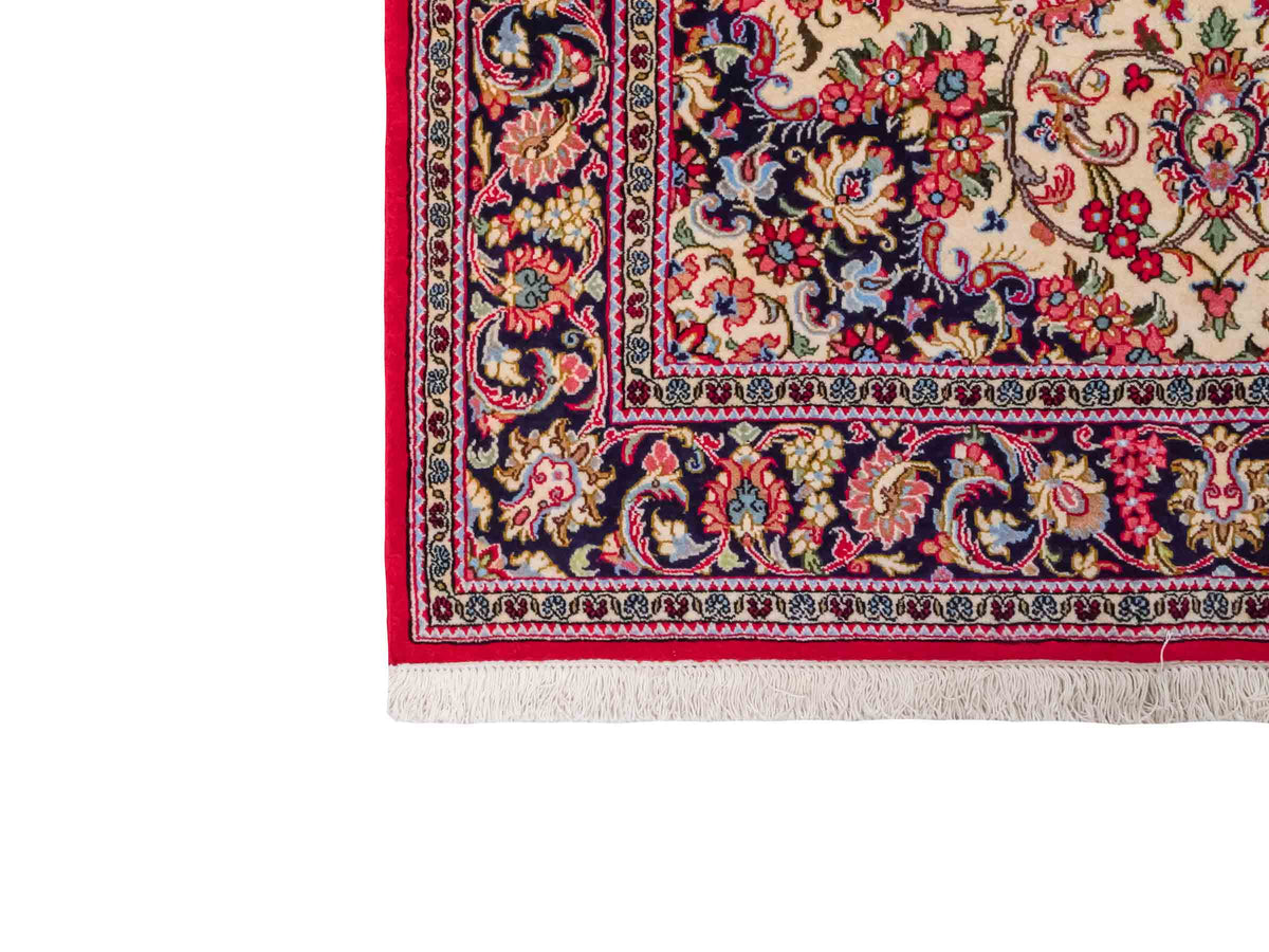 Handgeknüpfter Ghom Perserteppich von Khademi aus Wolle, cremeweiß, rot. Persischer Teppich. Orientteppich von Hand geknüpft in Iran. Größe: 219 cm x 140 cm. Teppichnummer: SB3-1127. Verkauf durch Jupiter Intl.
