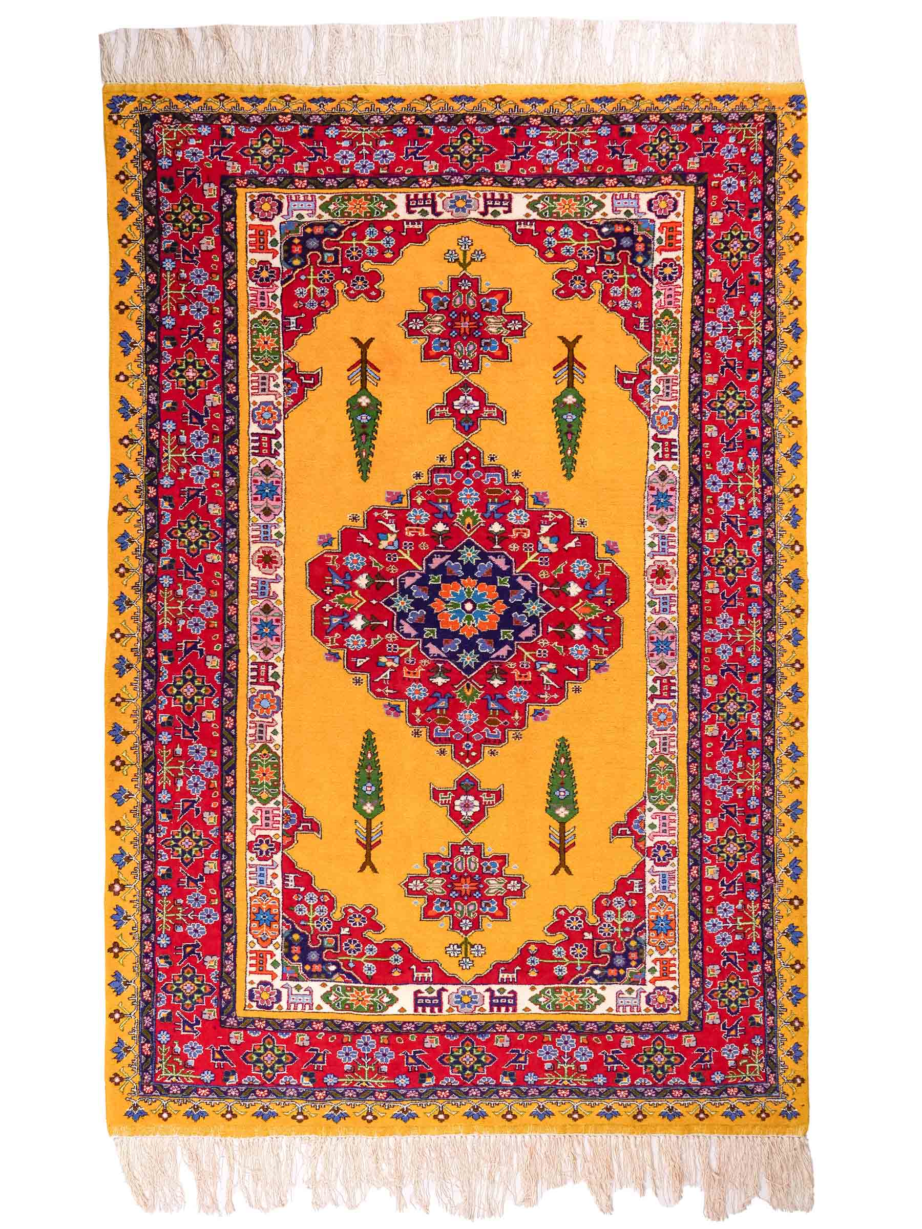 Handgeknüpfter Ghutschan Dorfteppich von Khademi aus Wolle, gelb-rot. Feiner Orientteppich mit geometrischem Spiegel-Medaillon von Hand geknüpft in Iran. Größe: 212 cm x 142 cm. Teppichnummer: SB3-1142 | Jupiter Intl.