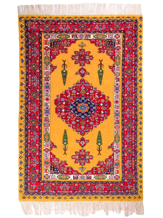 Handgeknüpfter Ghutschan Dorfteppich von Khademi aus Wolle, gelb-rot. Feiner Orientteppich mit geometrischem Spiegel-Medaillon von Hand geknüpft in Iran. Größe: 212 cm x 142 cm. Teppichnummer: SB3-1142 | Jupiter Intl.