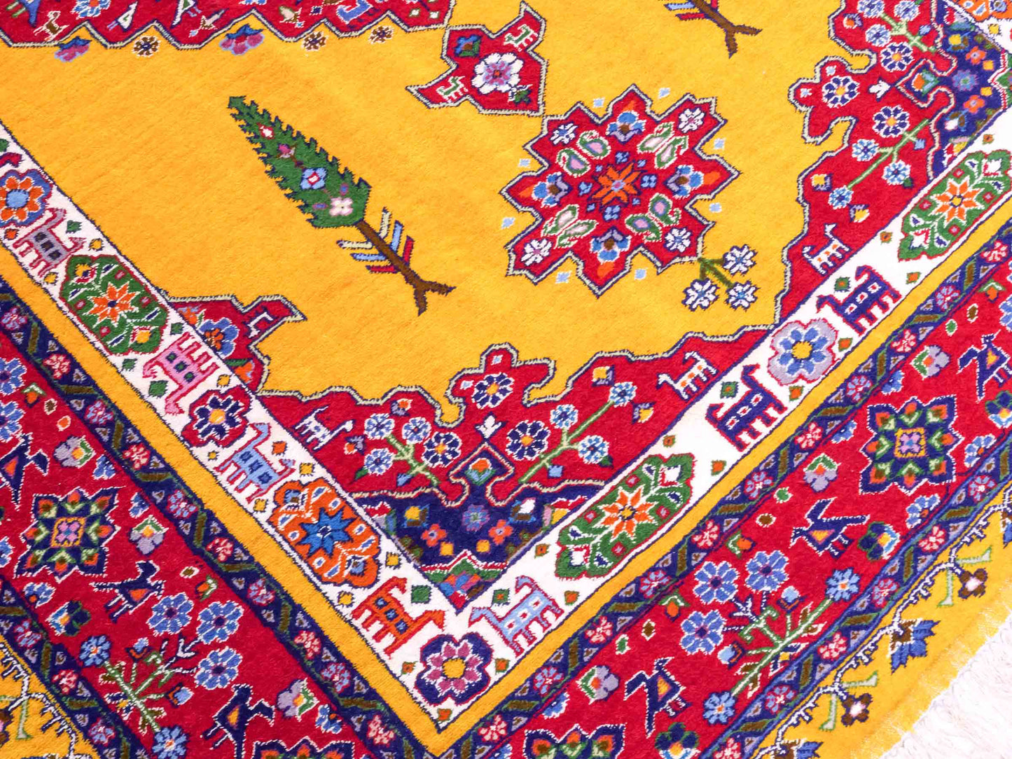 Handgeknüpfter Ghutschan Dorfteppich von Khademi aus Wolle, gelb-rot. Feiner Orientteppich mit geometrischem Spiegel-Medaillon von Hand geknüpft in Iran. Größe: 212 cm x 142 cm. Teppichnummer: SB3-1142 | Jupiter Intl.