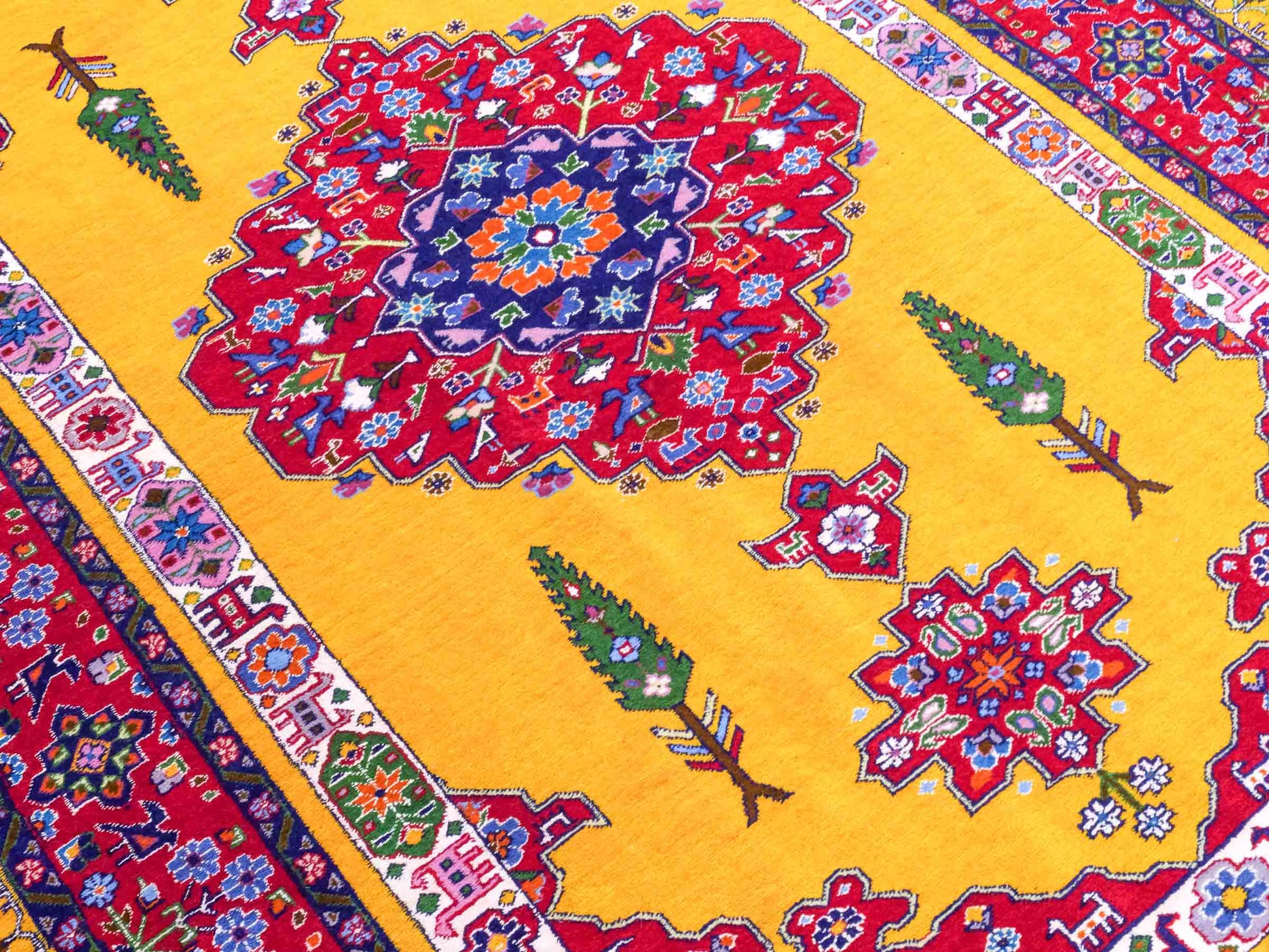 Handgeknüpfter Ghutschan Dorfteppich von Khademi aus Wolle, gelb-rot. Feiner Orientteppich mit geometrischem Spiegel-Medaillon von Hand geknüpft in Iran. Größe: 212 cm x 142 cm. Teppichnummer: SB3-1142 | Jupiter Intl.