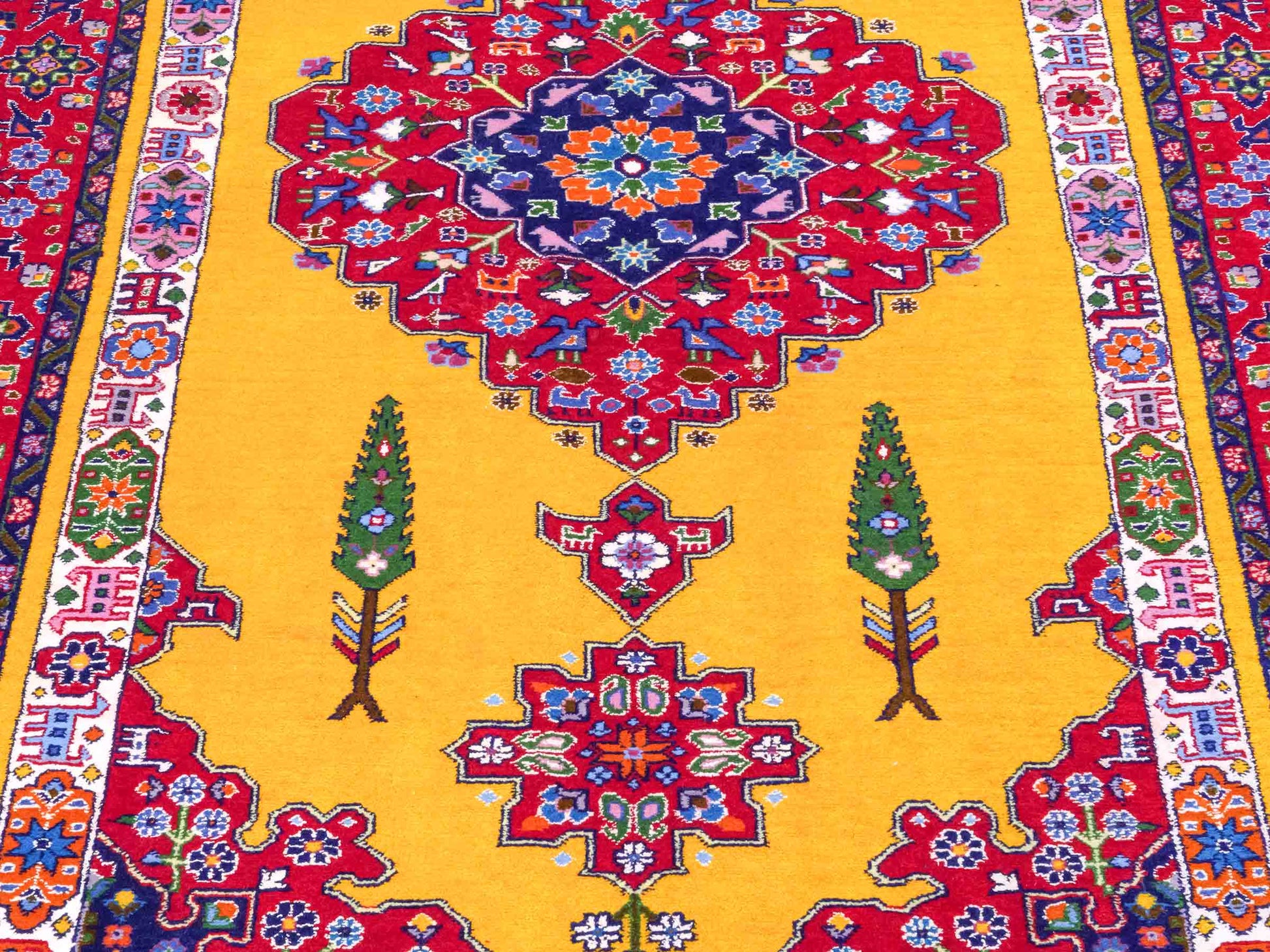 Handgeknüpfter Ghutschan Dorfteppich von Khademi aus Wolle, gelb-rot. Feiner Orientteppich mit geometrischem Spiegel-Medaillon von Hand geknüpft in Iran. Größe: 212 cm x 142 cm. Teppichnummer: SB3-1142 | Jupiter Intl.