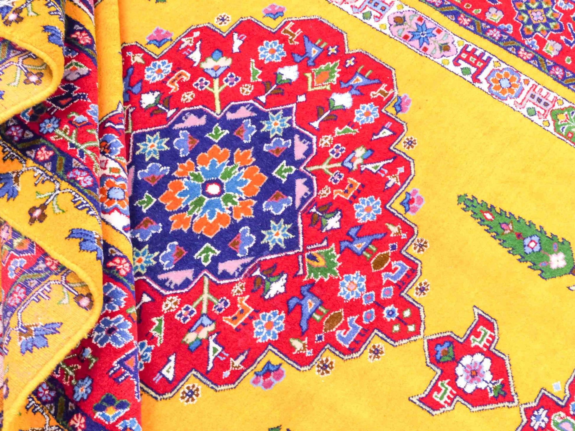 Handgeknüpfter Ghutschan Dorfteppich von Khademi aus Wolle, gelb-rot. Feiner Orientteppich mit geometrischem Spiegel-Medaillon von Hand geknüpft in Iran. Größe: 212 cm x 142 cm. Teppichnummer: SB3-1142 | Jupiter Intl.