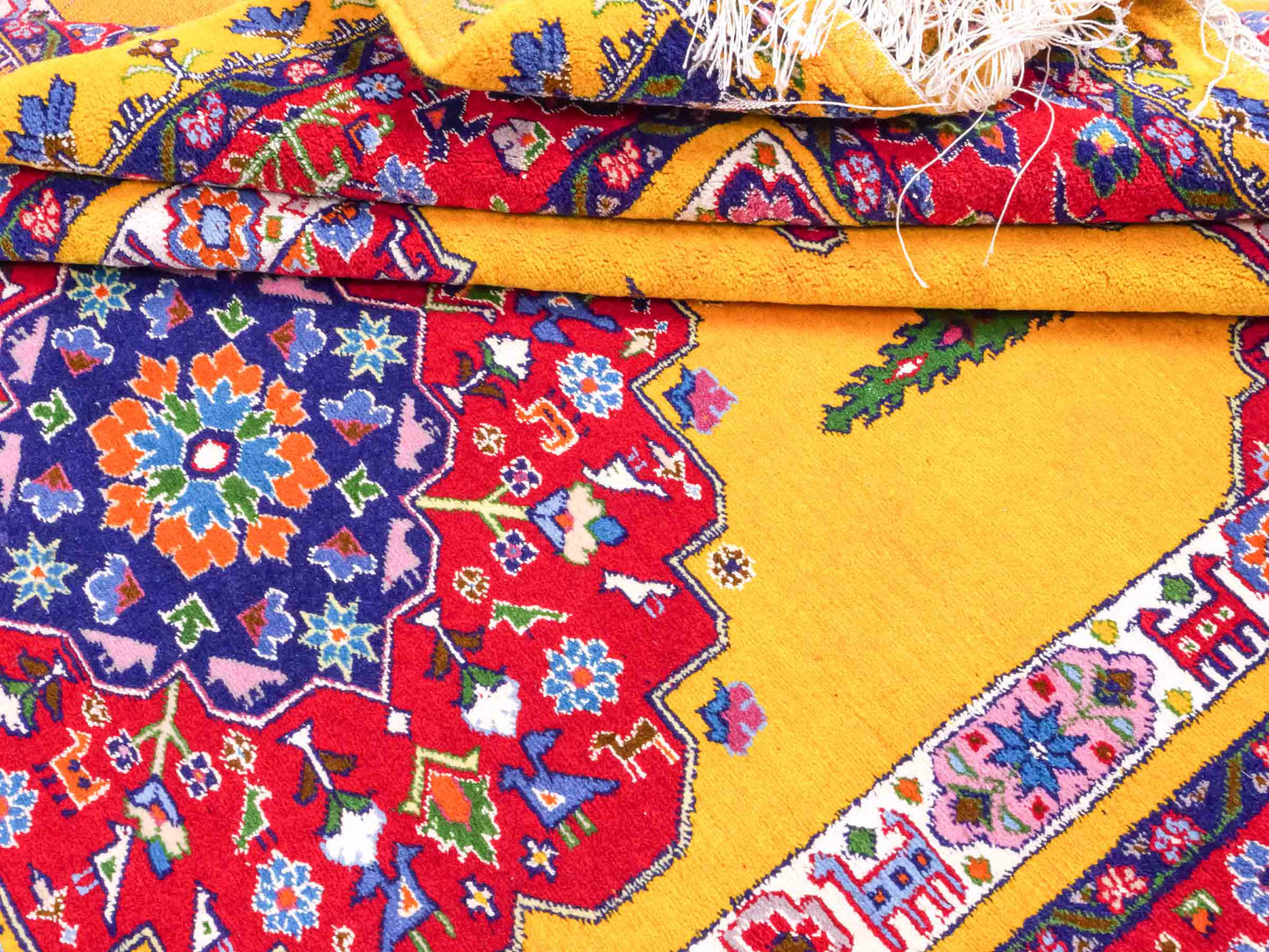 Handgeknüpfter Ghutschan Dorfteppich von Khademi aus Wolle, gelb-rot. Feiner Orientteppich mit geometrischem Spiegel-Medaillon von Hand geknüpft in Iran. Größe: 212 cm x 142 cm. Teppichnummer: SB3-1142 | Jupiter Intl.