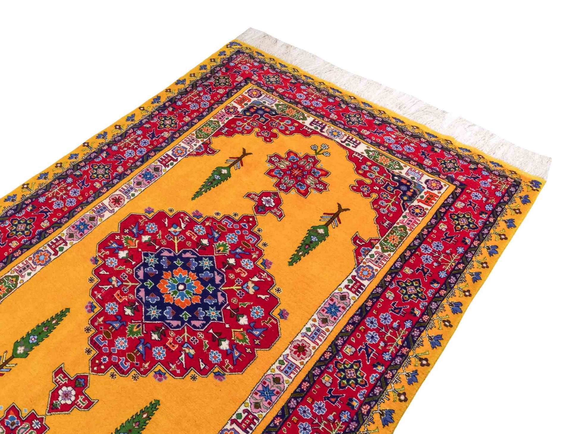 Handgeknüpfter Ghutschan Dorfteppich von Khademi aus Wolle, gelb-rot. Feiner Orientteppich mit geometrischem Spiegel-Medaillon von Hand geknüpft in Iran. Größe: 212 cm x 142 cm. Teppichnummer: SB3-1142 | Jupiter Intl.