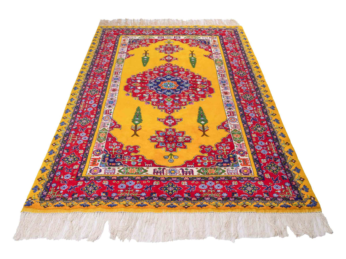 Handgeknüpfter Ghutschan Dorfteppich von Khademi aus Wolle, gelb-rot. Feiner Orientteppich mit geometrischem Spiegel-Medaillon von Hand geknüpft in Iran. Größe: 212 cm x 142 cm. Teppichnummer: SB3-1142 | Jupiter Intl.