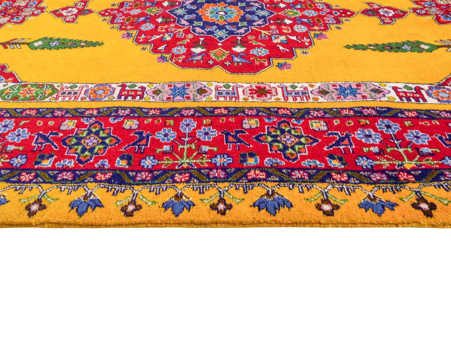 Handgeknüpfter Ghutschan Dorfteppich von Khademi aus Wolle, gelb-rot. Feiner Orientteppich mit geometrischem Spiegel-Medaillon von Hand geknüpft in Iran. Größe: 212 cm x 142 cm. Teppichnummer: SB3-1142 | Jupiter Intl.
