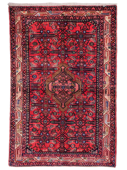 Handgeknüpfter Hamedan Dorfteppich aus Wolle mit Medaillon von Khademi. Größe: 165 x 111 cm. Farbe: Rot. Ursprung: Iran / Persien. Teppichnummer: SB3-1030. Verkauf durch JUPITER Intl.