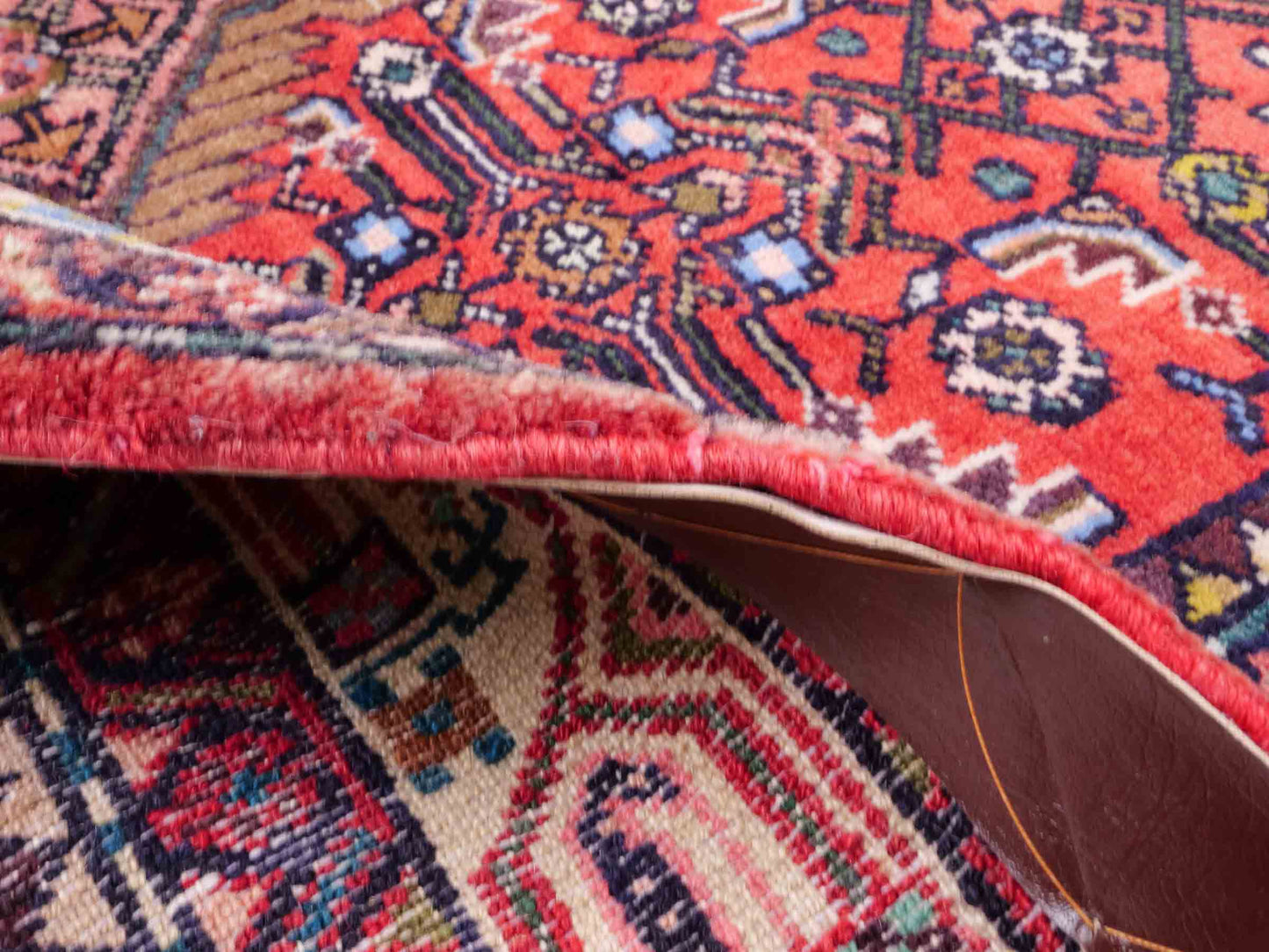 Handgeknüpfter Hamedan Dorfteppich aus Wolle mit Medaillon von Khademi. Größe: 165 x 111 cm. Farbe: Rot. Ursprung: Iran / Persien. Teppichnummer: SB3-1030. Verkauf durch JUPITER Intl.