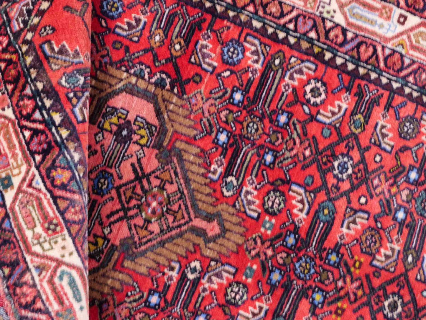 Handgeknüpfter Hamedan Dorfteppich aus Wolle mit Medaillon von Khademi. Größe: 165 x 111 cm. Farbe: Rot. Ursprung: Iran / Persien. Teppichnummer: SB3-1030. Verkauf durch JUPITER Intl.