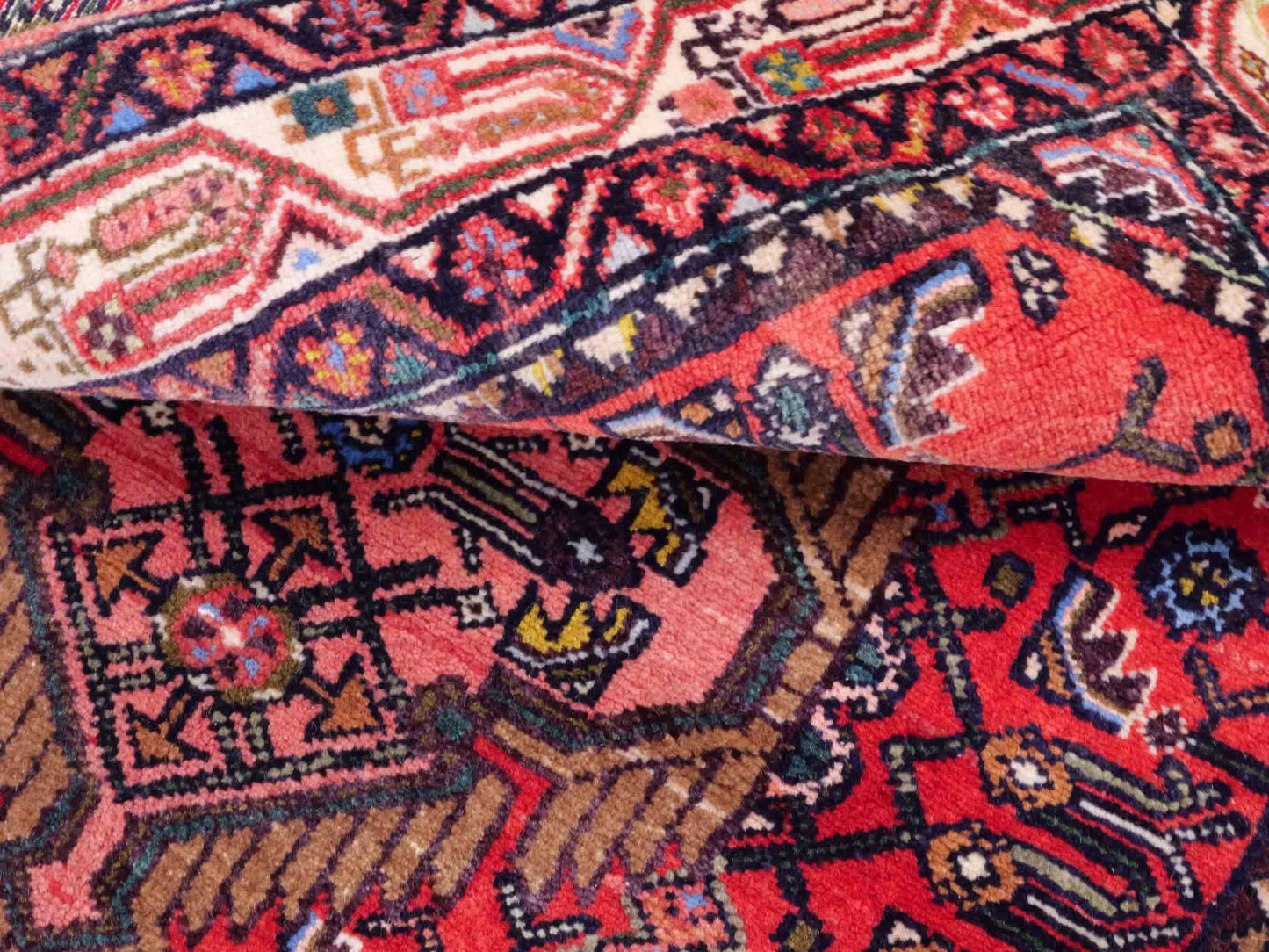 Handgeknüpfter Hamedan Dorfteppich aus Wolle mit Medaillon von Khademi. Größe: 165 x 111 cm. Farbe: Rot. Ursprung: Iran / Persien. Teppichnummer: SB3-1030. Verkauf durch JUPITER Intl.