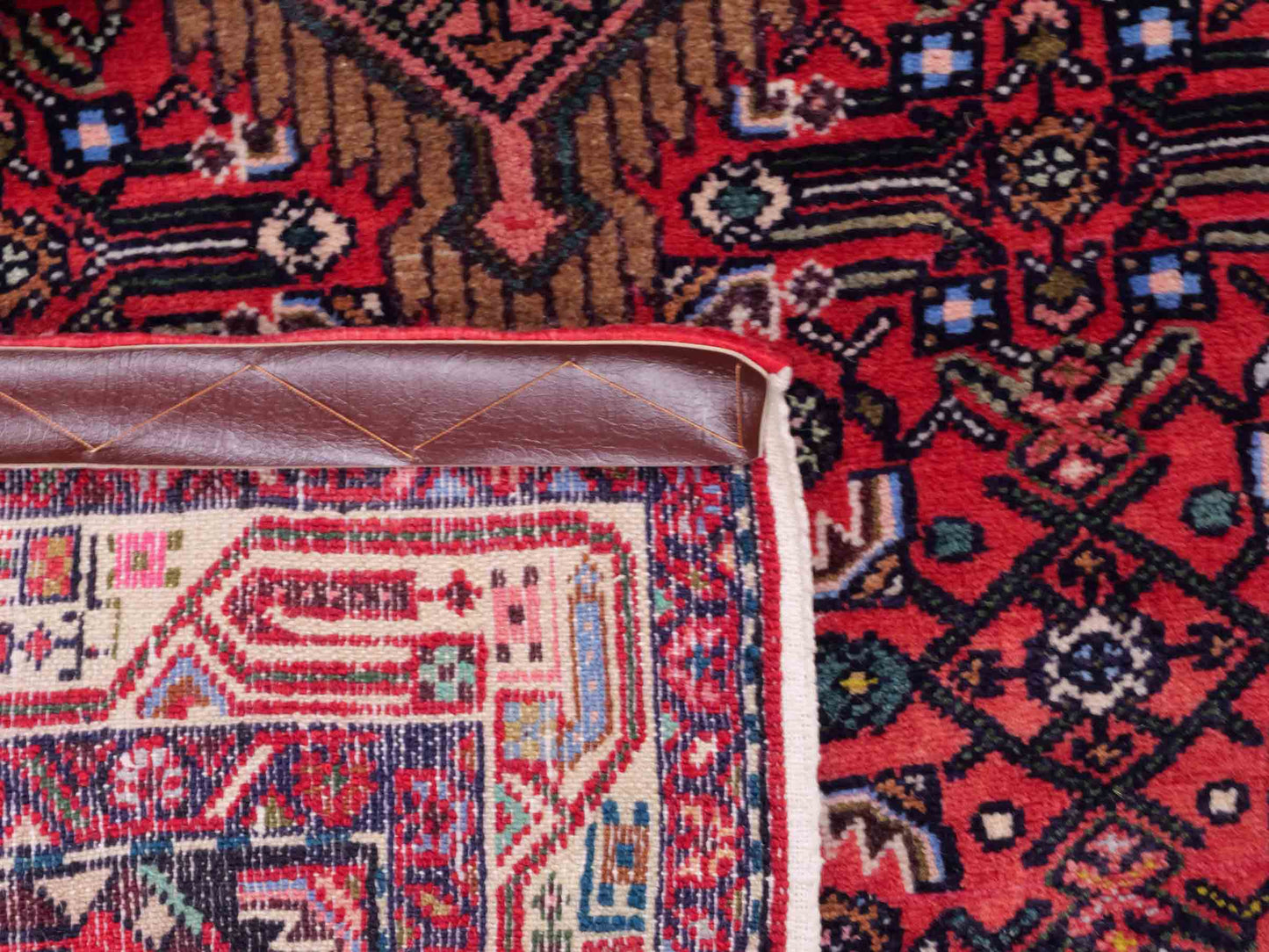 Handgeknüpfter Hamedan Dorfteppich aus Wolle mit Medaillon von Khademi. Größe: 165 x 111 cm. Farbe: Rot. Ursprung: Iran / Persien. Teppichnummer: SB3-1030. Verkauf durch JUPITER Intl.