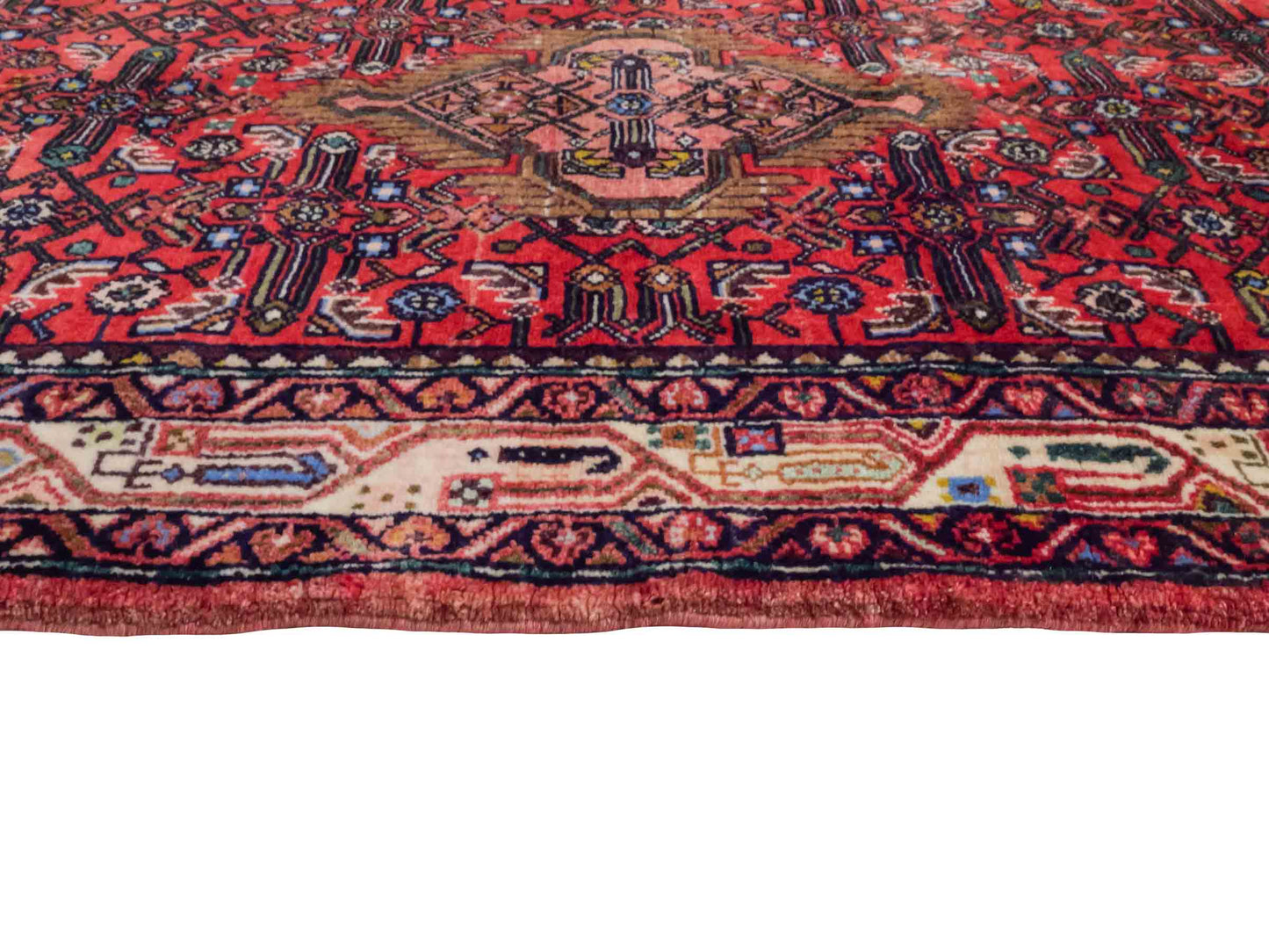 Handgeknüpfter Hamedan Dorfteppich aus Wolle mit Medaillon von Khademi. Größe: 165 x 111 cm. Farbe: Rot. Ursprung: Iran / Persien. Teppichnummer: SB3-1030. Verkauf durch JUPITER Intl.